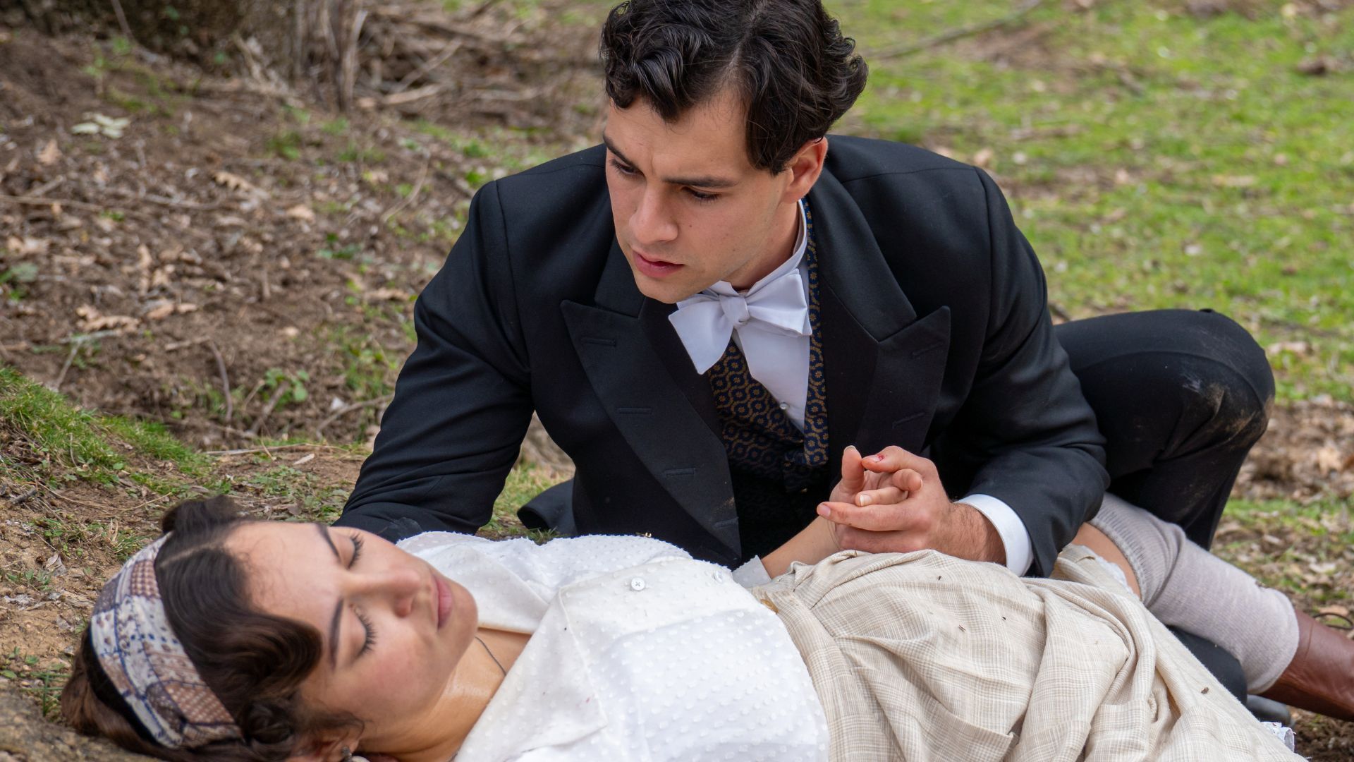 Xavi Lock (Curro) e Carmen Asecas (Catalina) in una scena de La Promessa