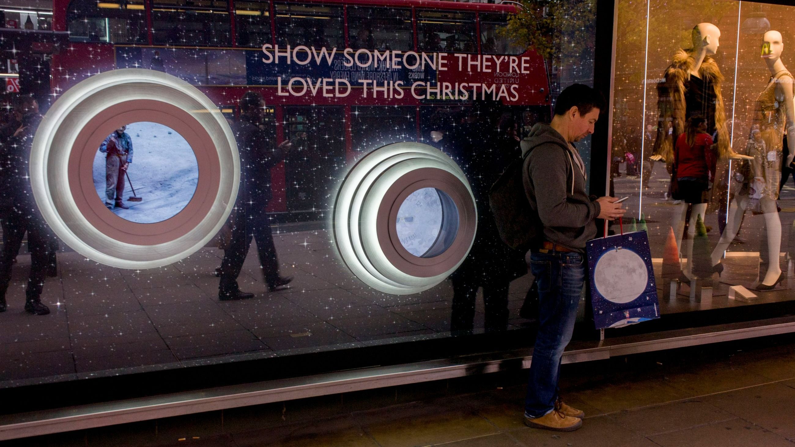 John Lewis Man in the Moon nella vetrina del negozio di Oxford Street - Credits Getty Images 