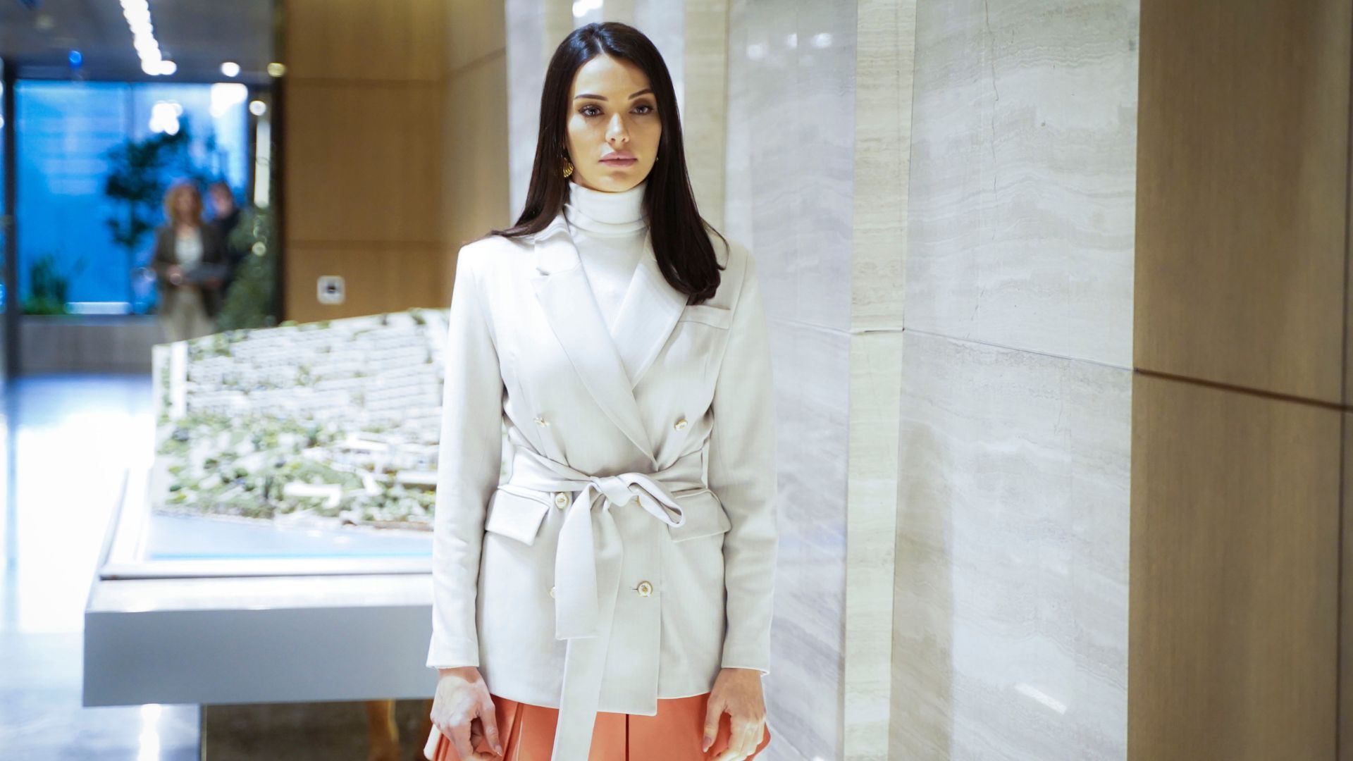 Tuvana Turkay (Leyla) in una scena di Forbidden Fruit 3.