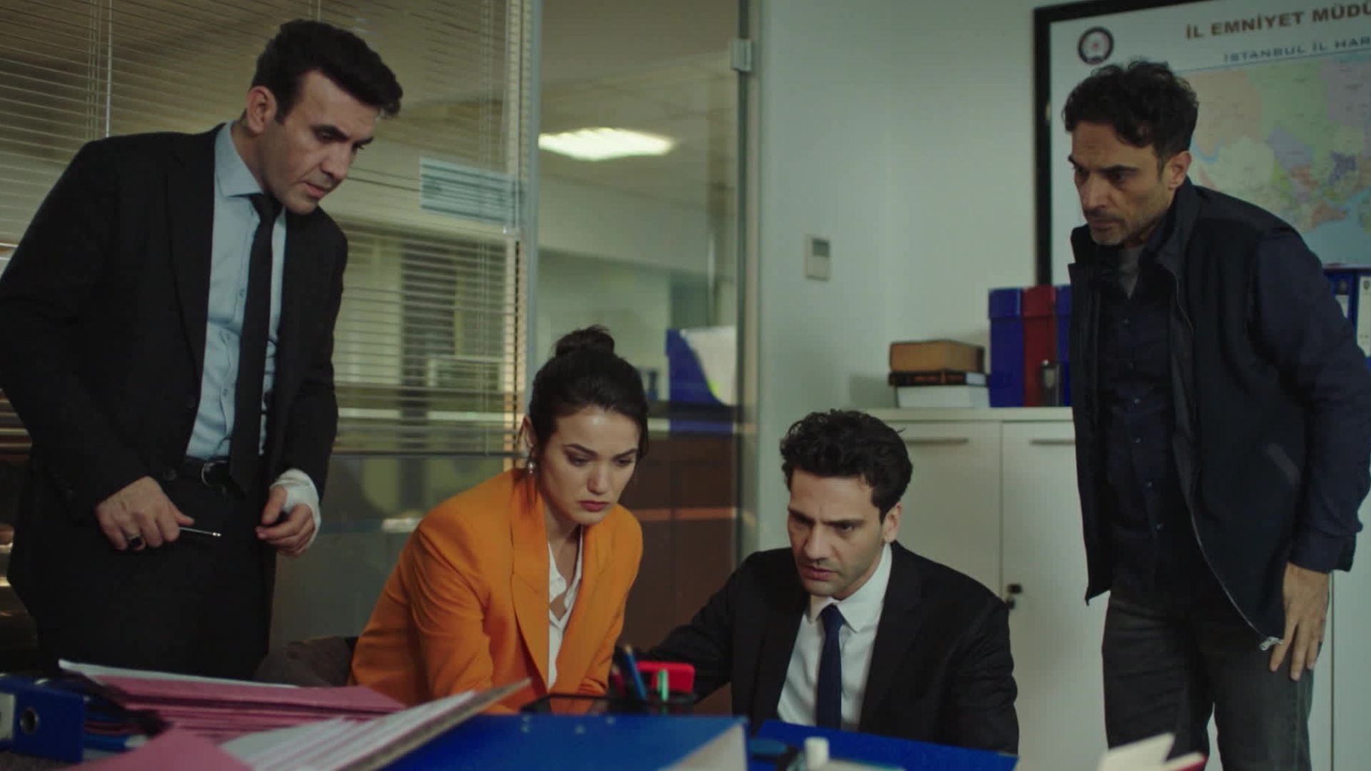 Pars, Ceylin, Ilgaz ed Eren in una scena di Segreti di famiglia 2