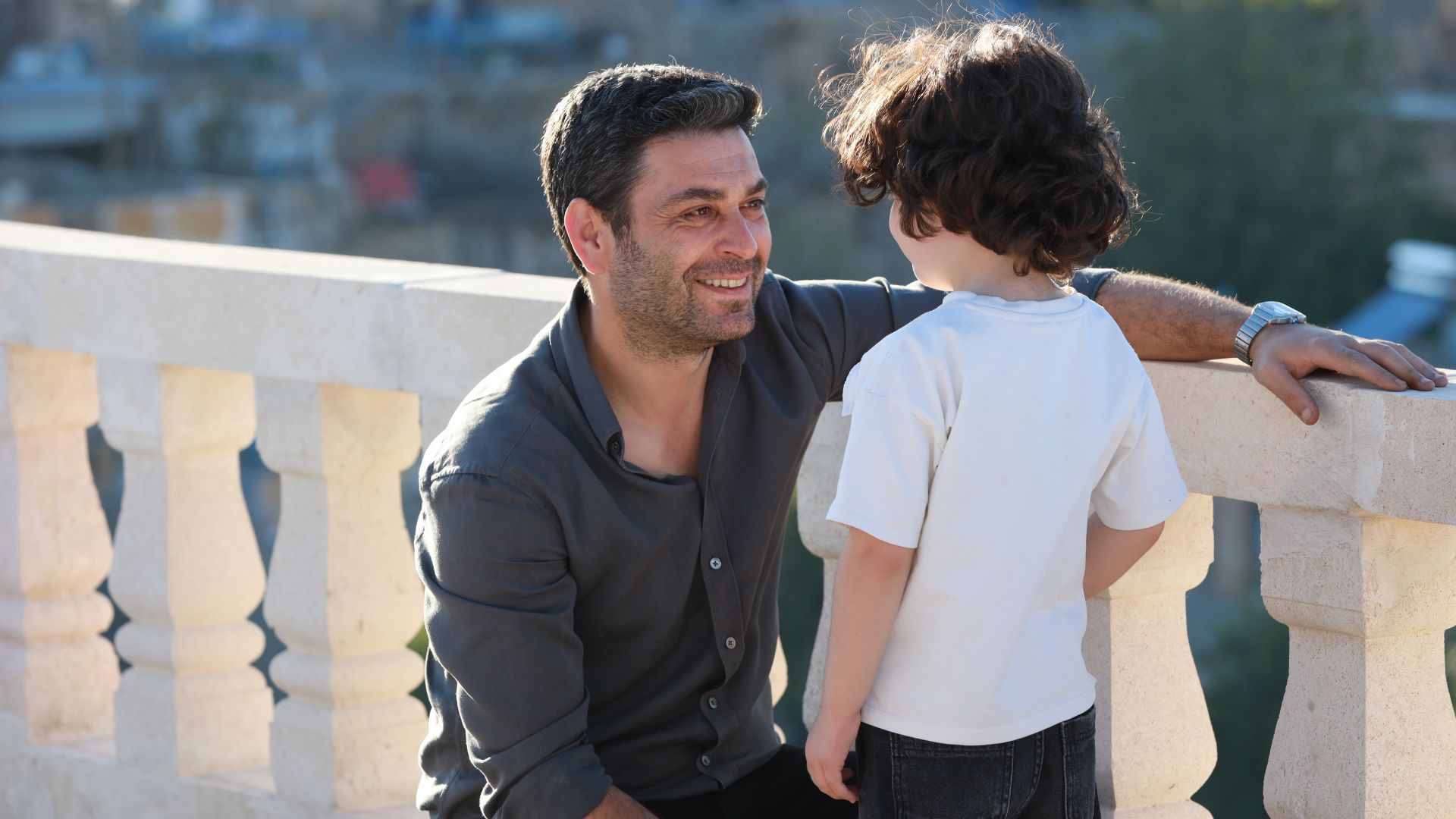 Ozan Akbaba (Cihan) in una scena di Far away