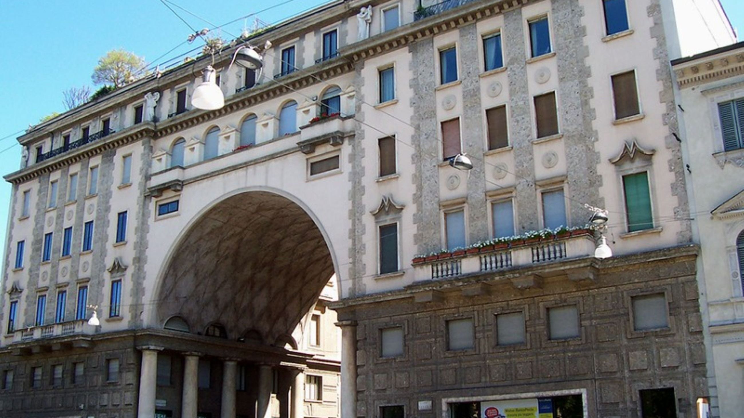 L'imponente arco monumentale di via Salvini, progettato da Piero Portaluppi alla fine degli anni '20 - Courtesy Paolo Bon 140/ Wikimedia Commons