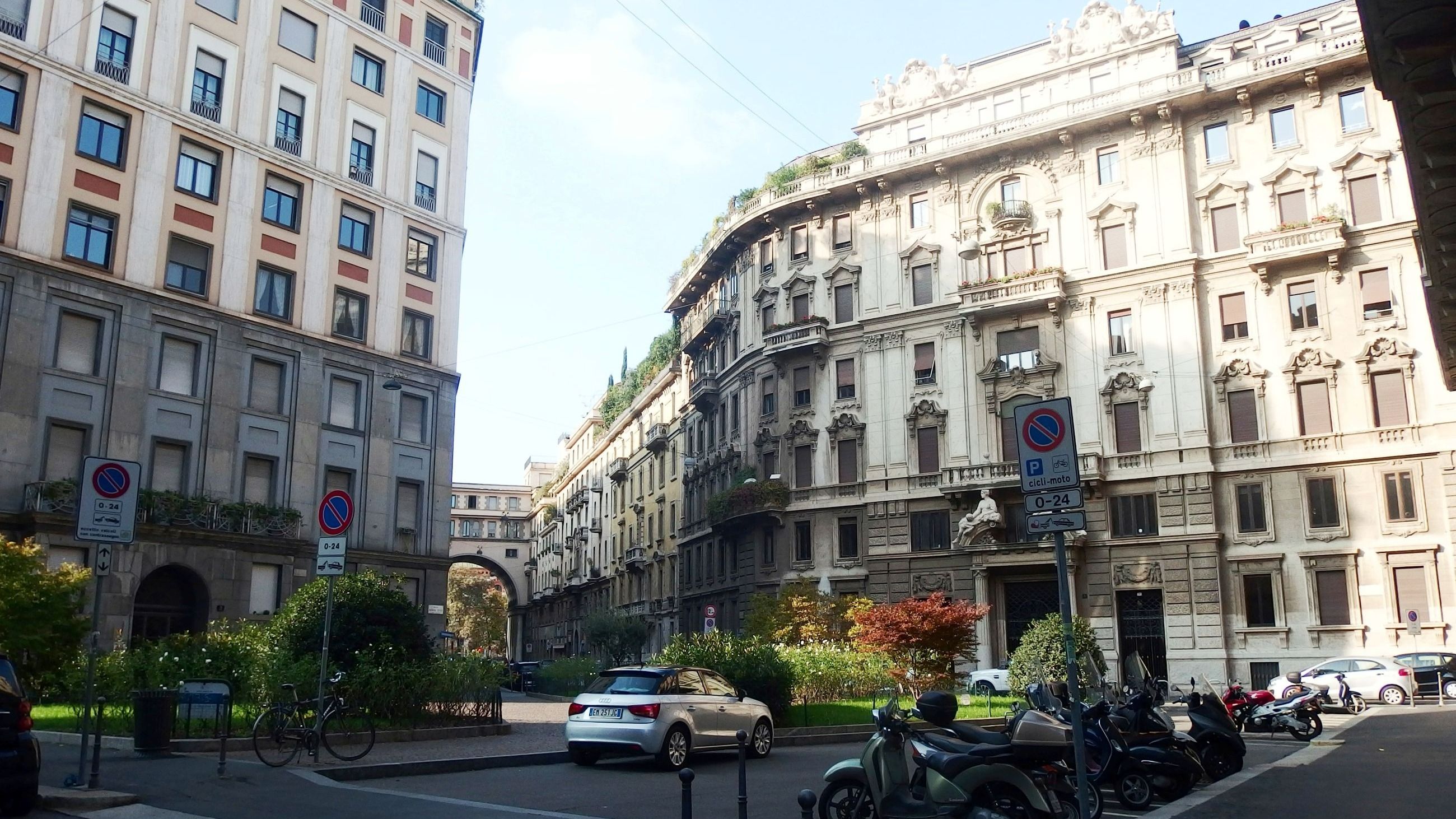Uno scorcio di Piazza Eleonora Duse, cuore del Quadrilatero del Silenzio, con l'arco di via Salvini sullo sfondo - Courtesy Palickap/Wikimedia Commons 