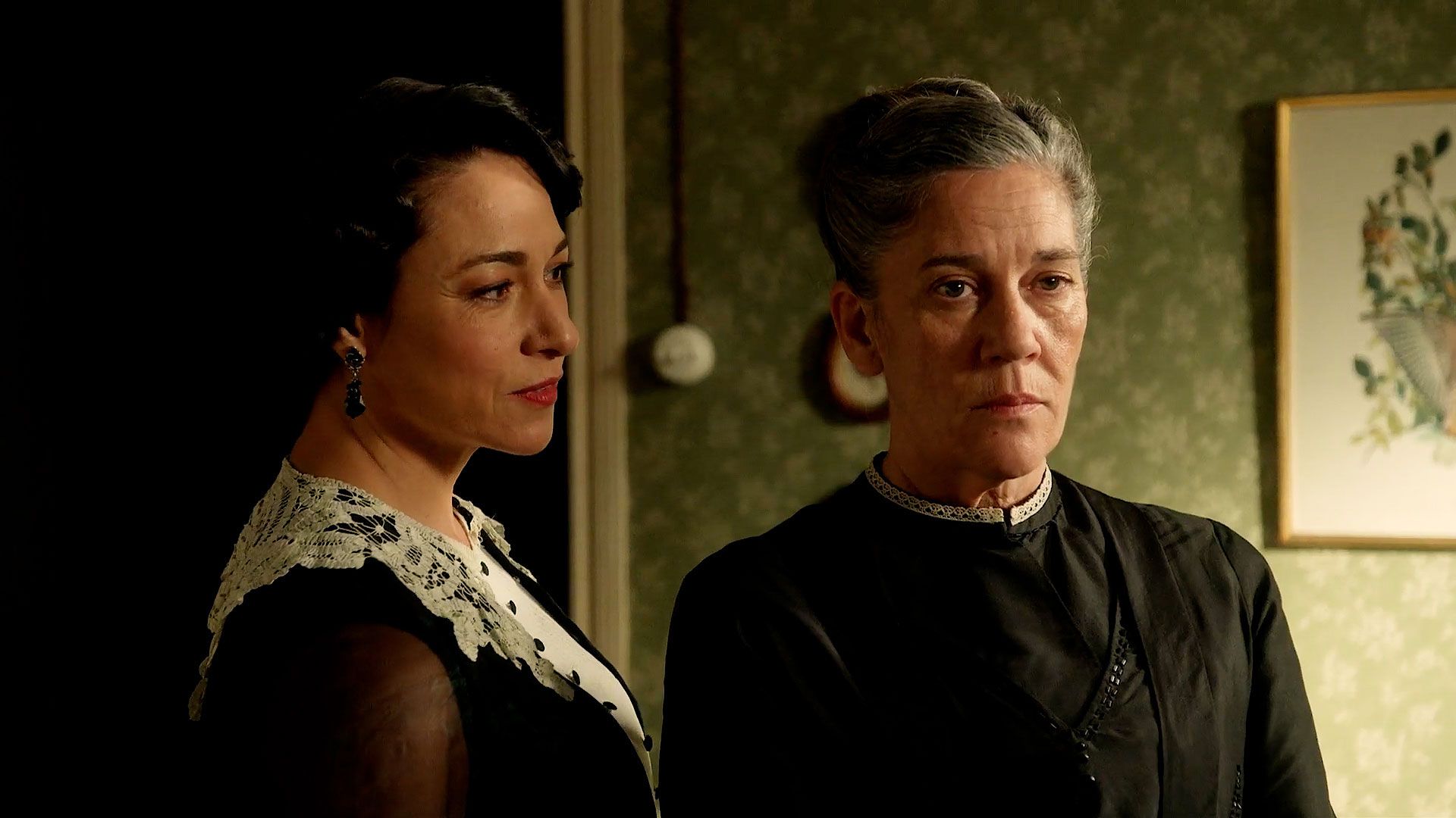 Isabel Serrano (Leocadia) e Marga Martínez (Petra Arcos) in una scena de La promessa