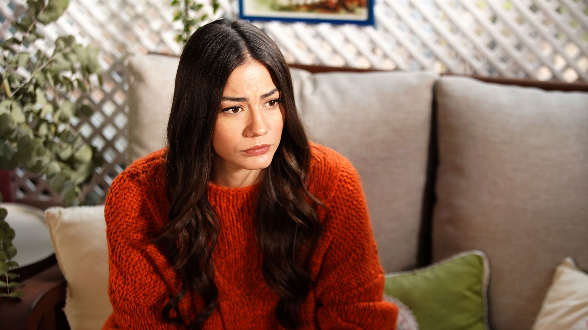Demet Özdemir (Zeynep) in una scena di My home my destiny 2