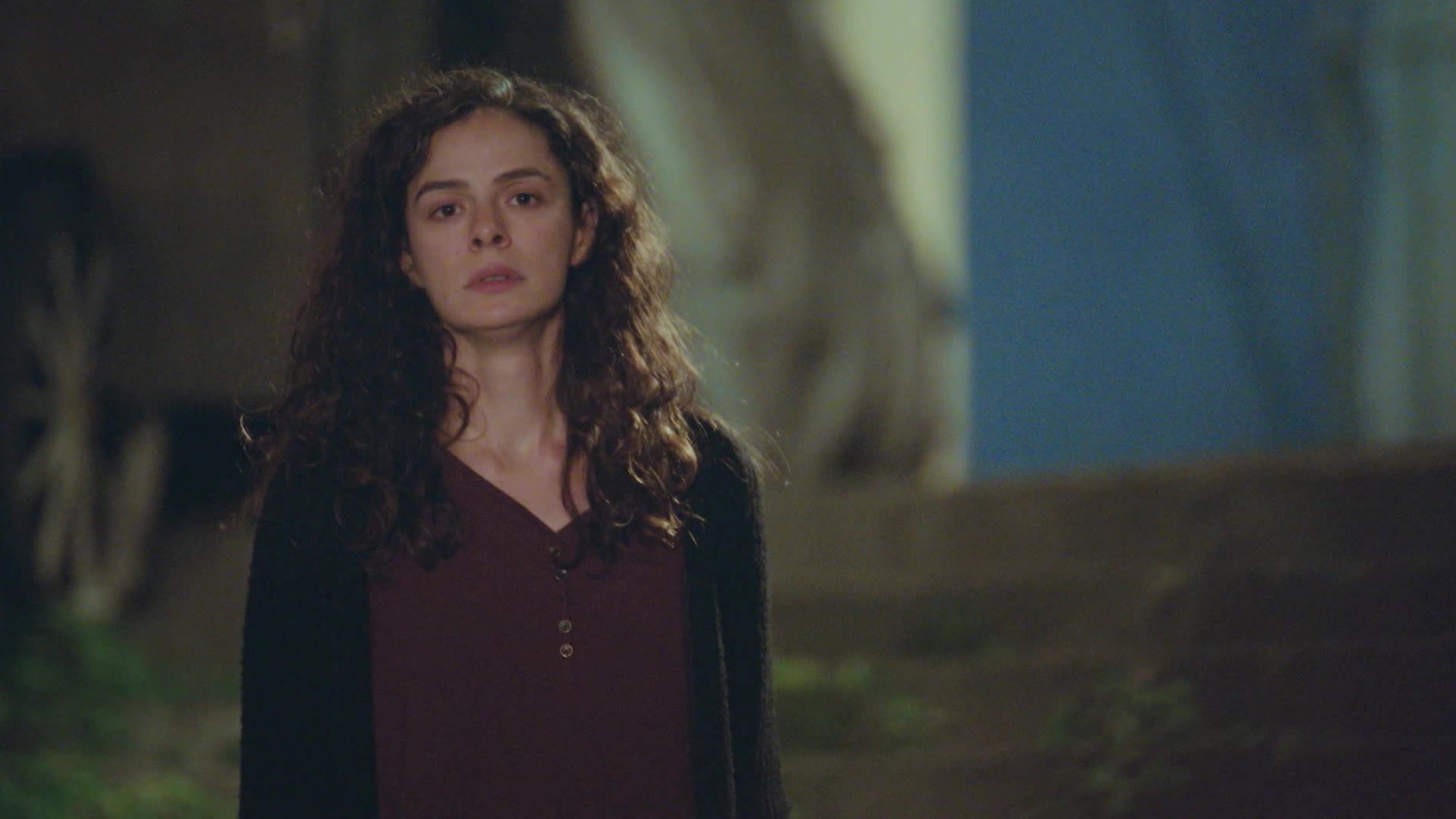 Ozge Ozpirincci (Bahar) in una scena di La forza di una donna