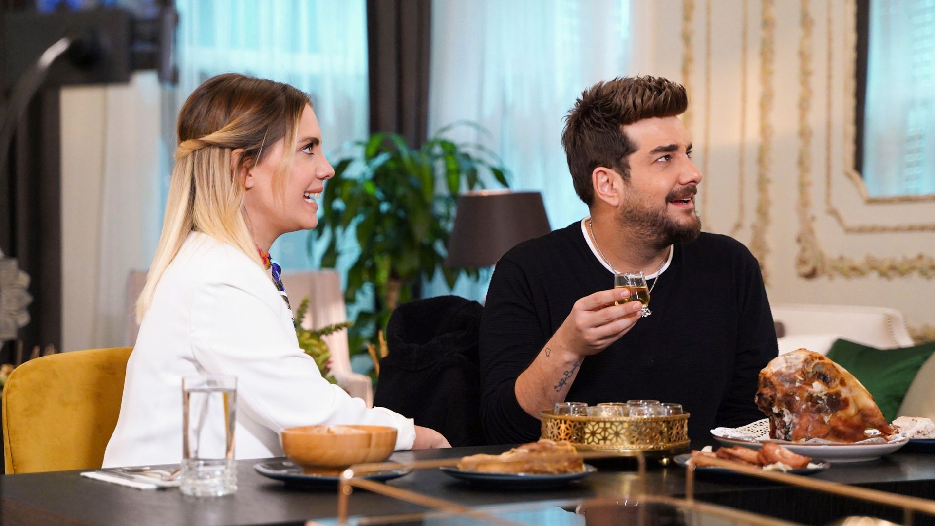 Enis Arikan (Self) e Eda Ece (Yildiz Argun) in una scena di Forbidden Fruit 3.