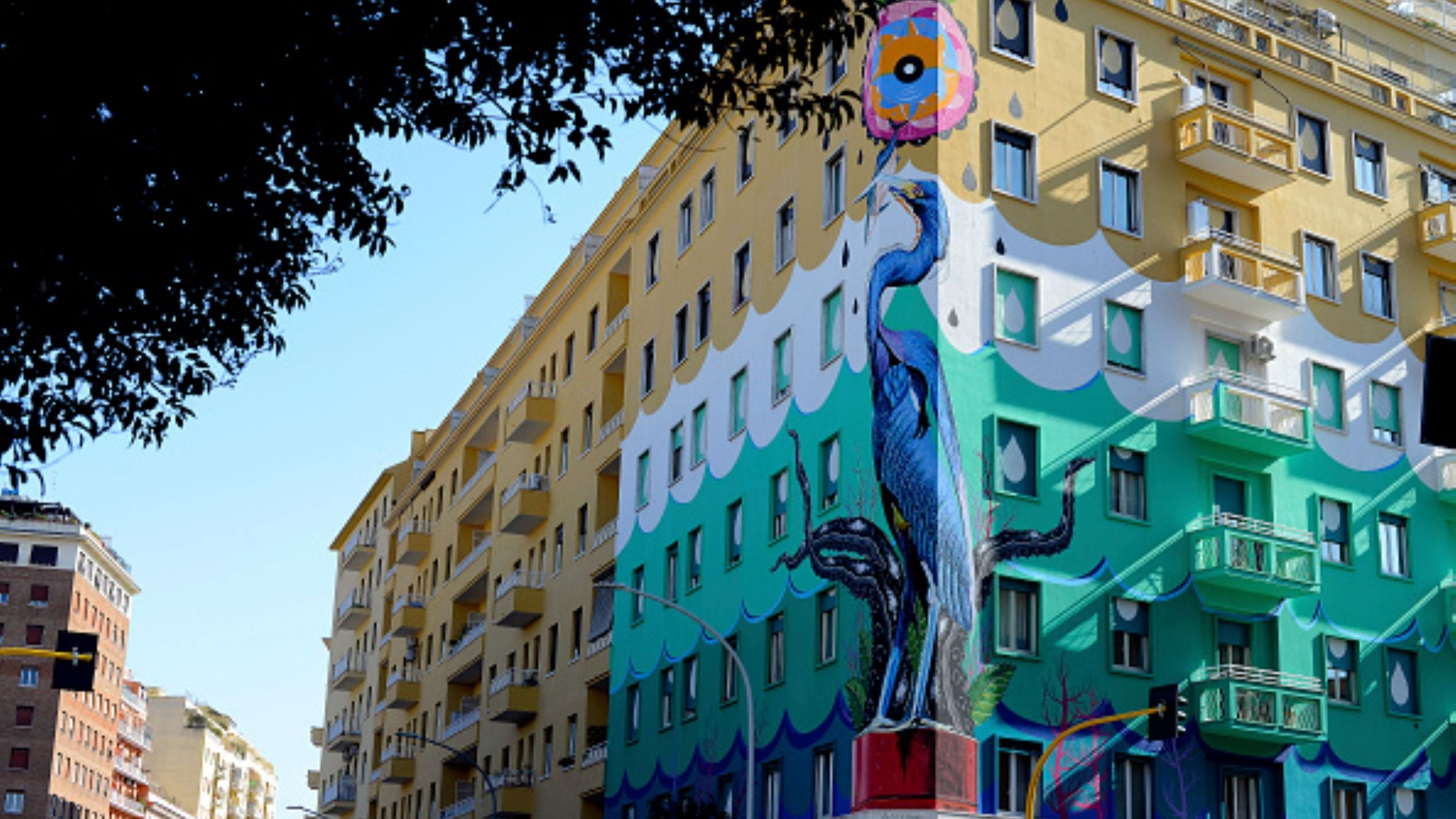 Il murale “Hunting Pollution” di Iena Cruz nel quartiere Ostiense, fotografato il 7 febbraio 2019. Considerato il più grande murale ecologico d’Europa, utilizza vernici in grado di assorbire gli agenti inquinanti - Credits Getty Images