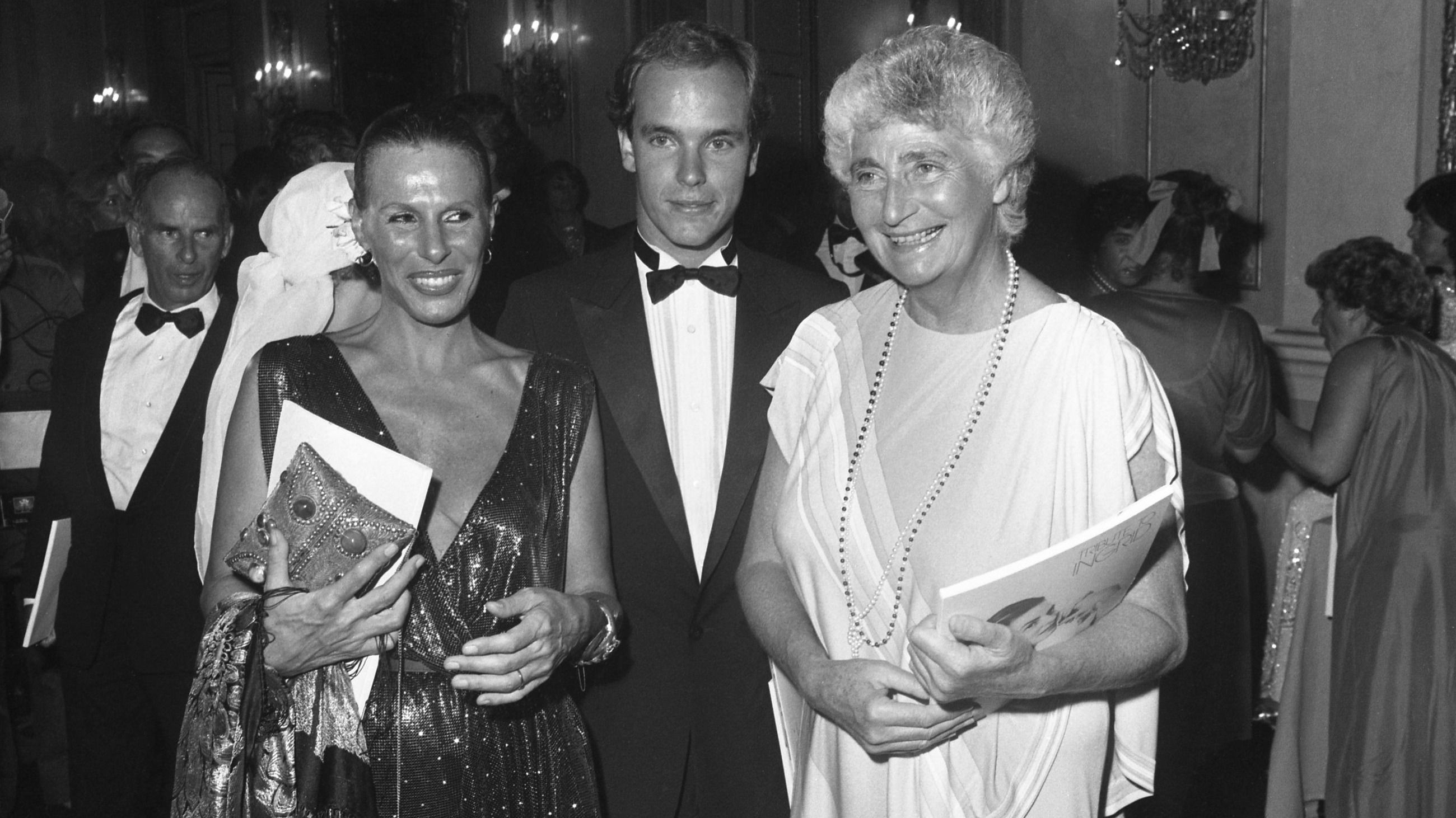 Susanna Agnelli, Alberto II di Monaco e Ornella Vanoni, 1983 - Credits Getty Images
