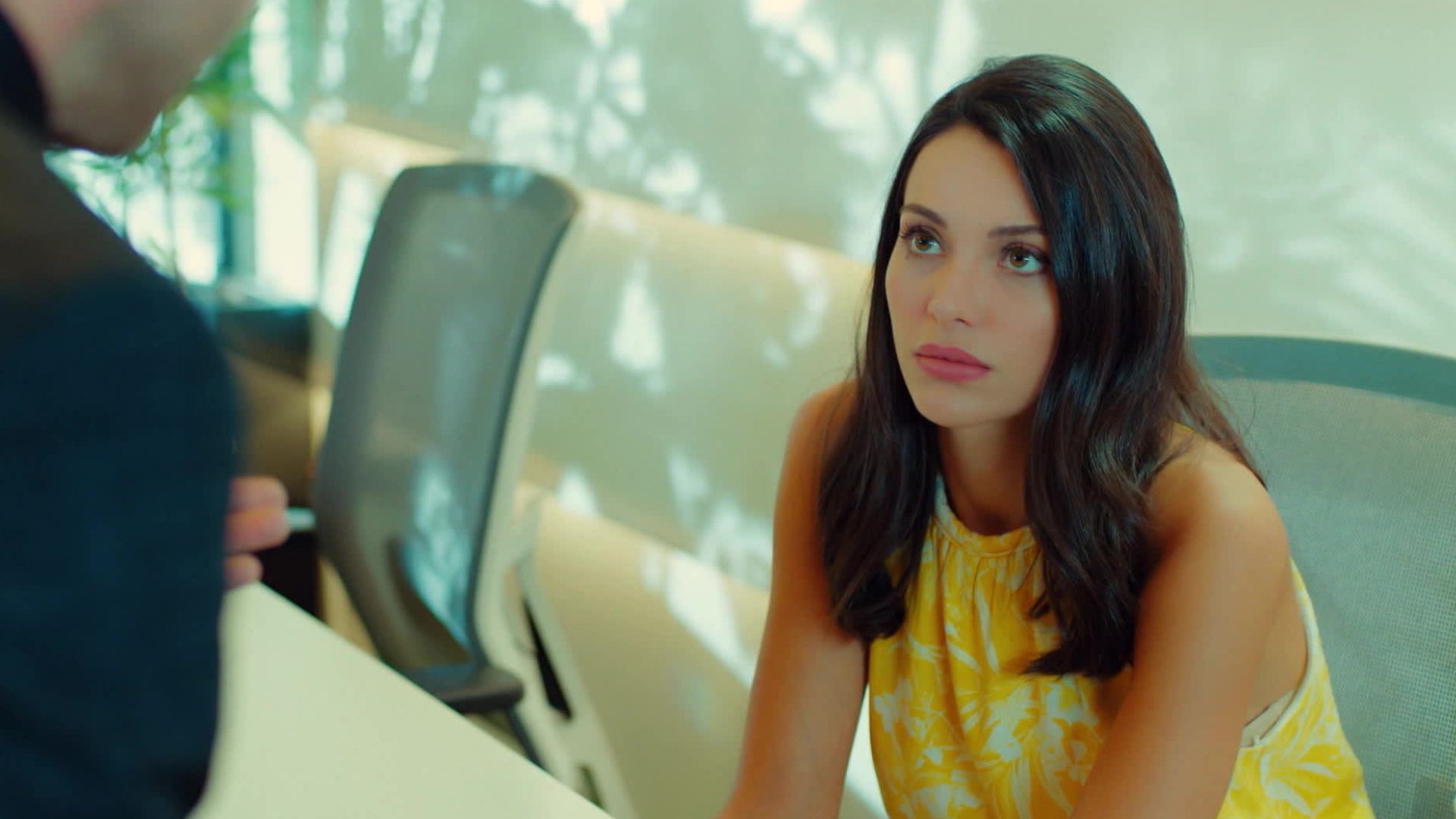 Tuvana Turkay (Leyla) in una scena di Forbidden Fruit 3