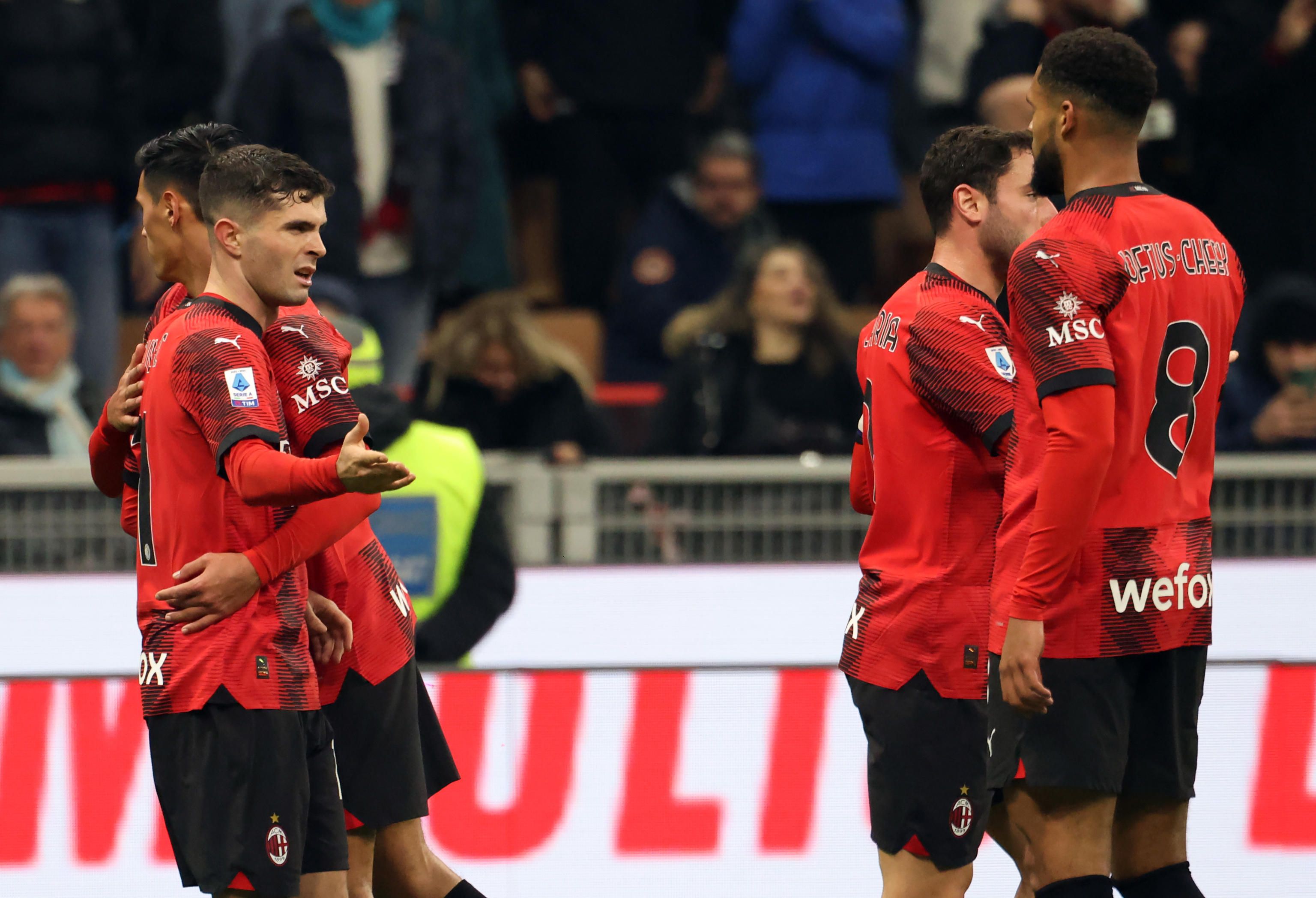 I calciatori del Milan esultano dopo un gol