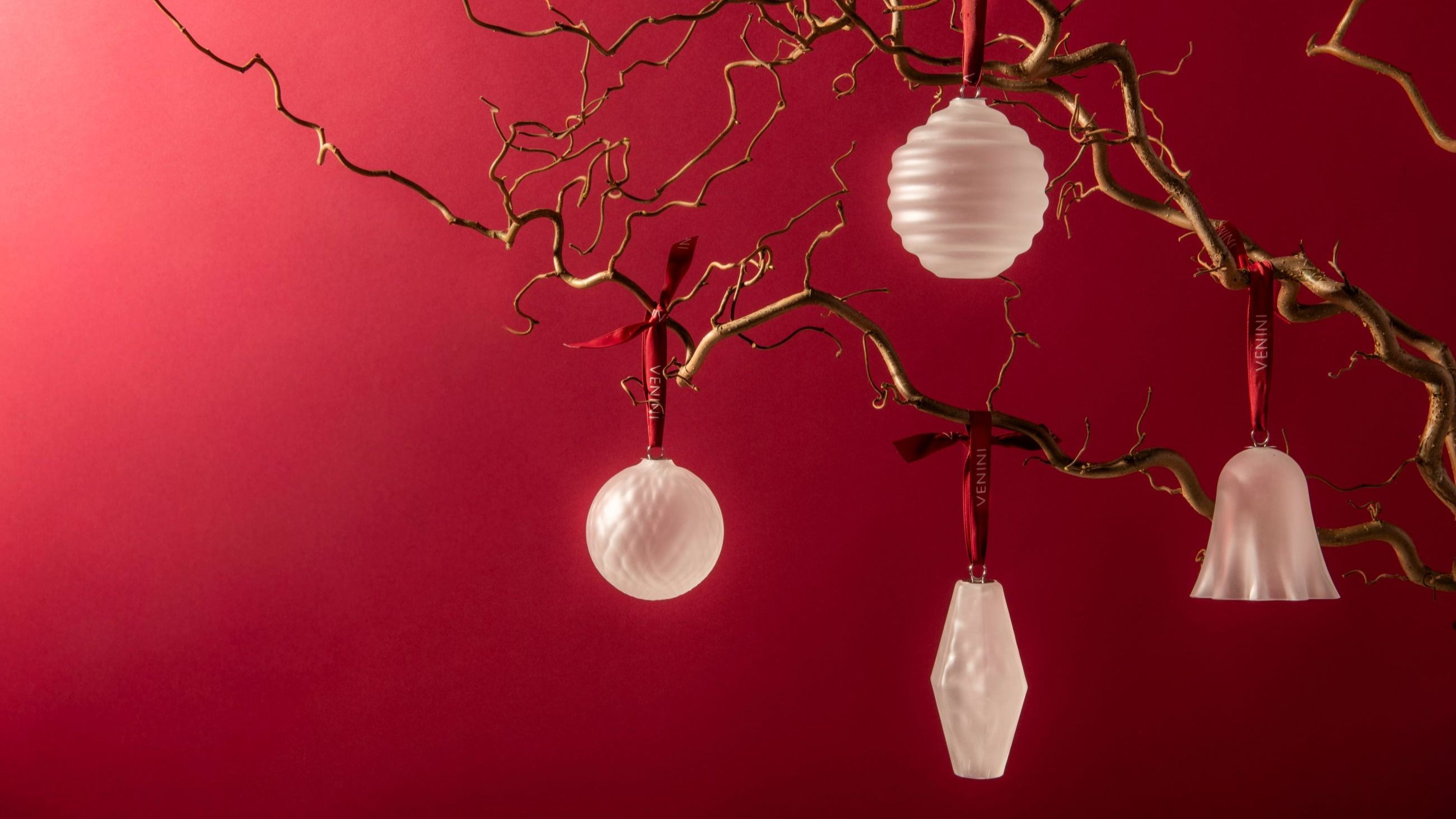 Wishes di Venini: quattro palline natalizie in vetro soffiato (Balloton, Deco, Fantasmino, Poliedri) e tag NFC per scoprire contenuti esclusivi - Courtesy Press Office