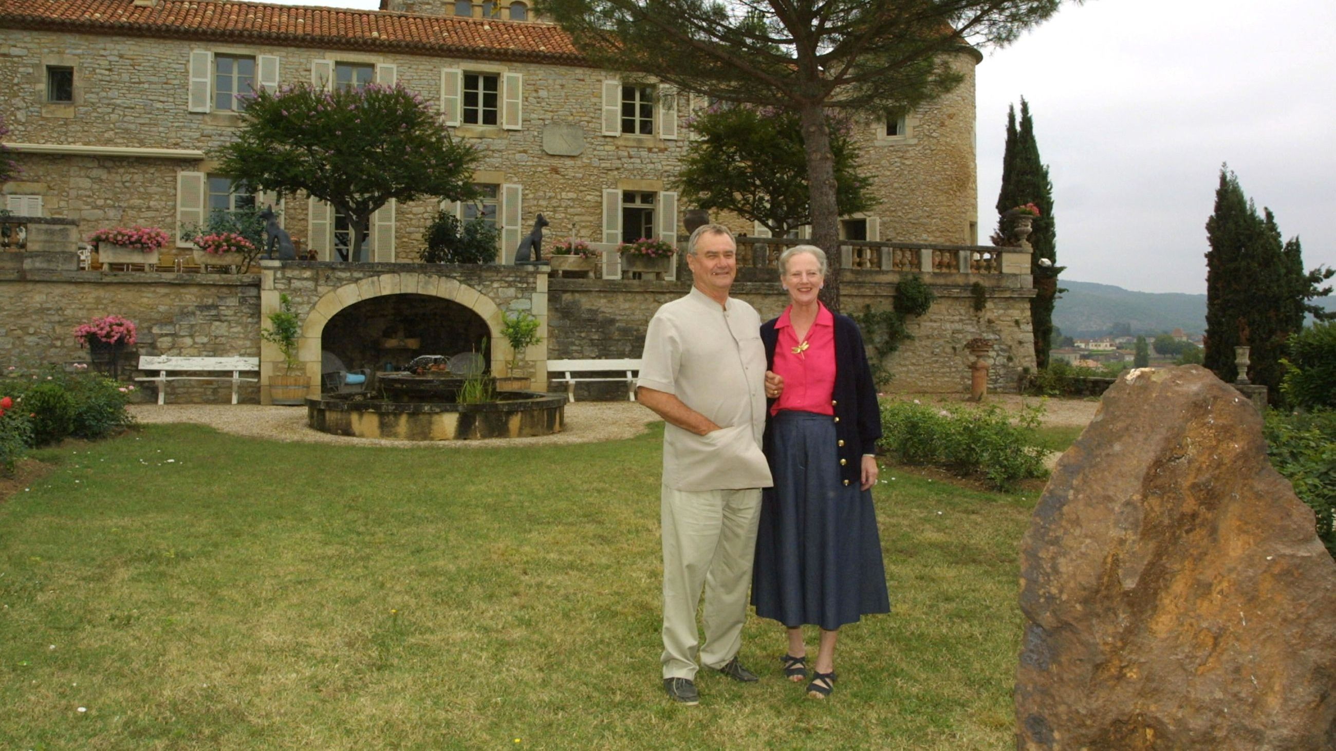La regina Margherita II di Danimarca e il principe Henrik si trovano nei giardini del loro Castello di Caïx l'8 agosto 2002, nel villaggio di Caïx, nel sud-ovest della Francia. La regina e il principe trascorreranno insieme tre settimane di vacanza nella loro residenza estiva - Credits: Getty Images 
