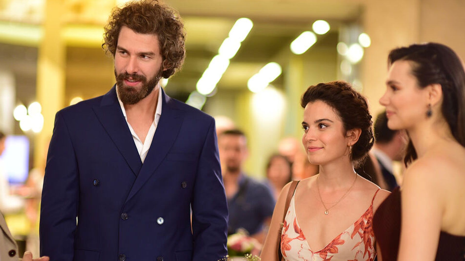 Furkan Palali (Nejat), Asli Bekiroglu (Suna) e Gonca Sarıyildiz (Hande) in una scena di My Sweet Lie