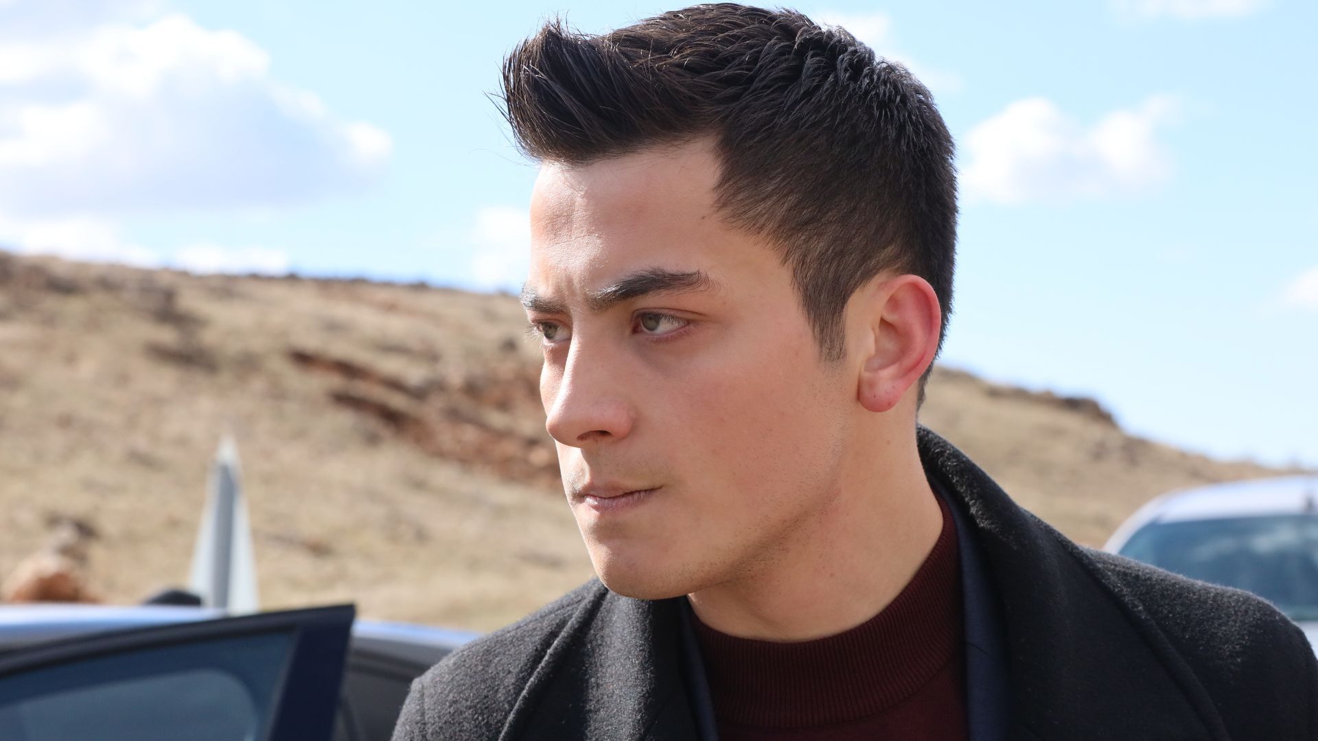 Atakan Ozkaya (Kaya) in una scena di Far away