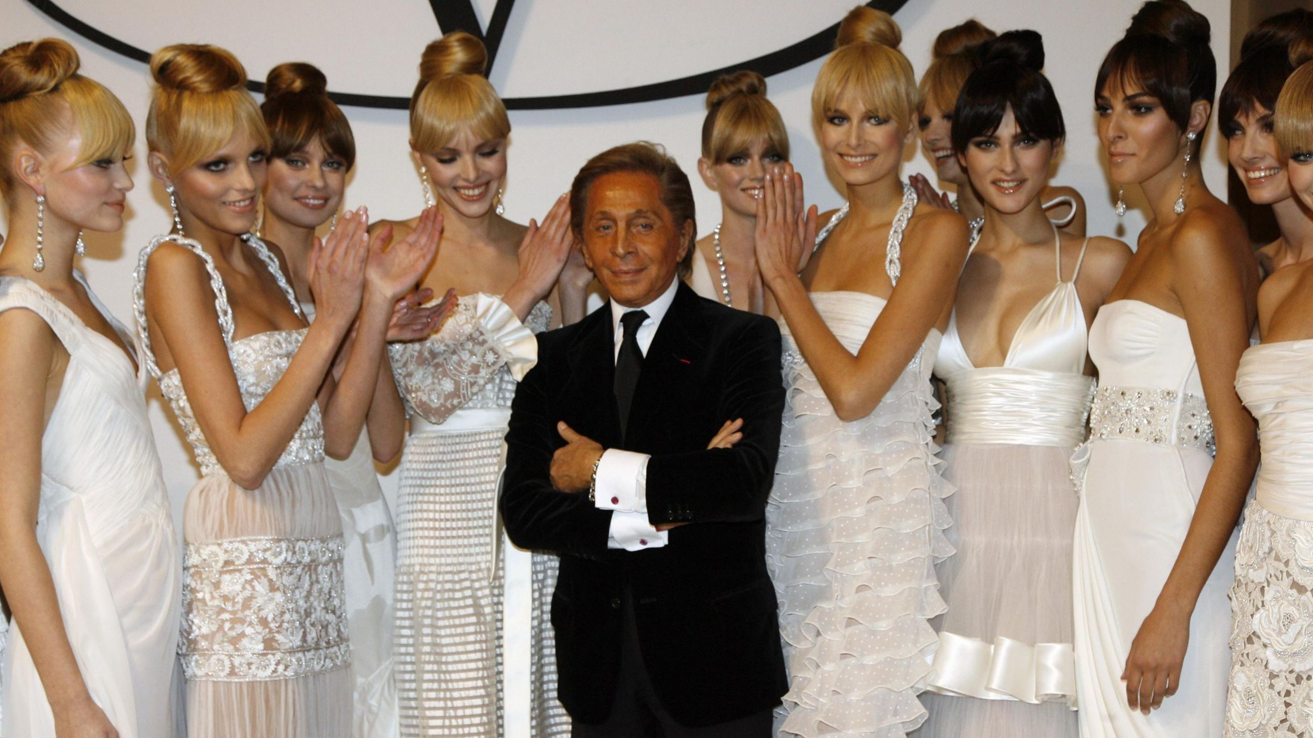 Valentino posa insieme alle modelle dopo la sfilata Primavera/Estate 2007 per la Paris Fashion Week Haute Couture - Credits Getty Images 