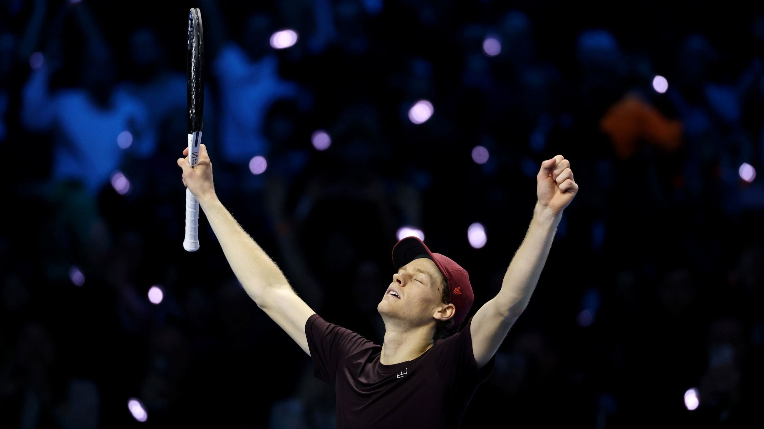 Jannik Sinner celebra la vittoria della partita durante la finale maschile di singolare contro Carlos Alcaraz nell'ottavo giorno delle Nitto ATP Finals 2025 presso l'Inalpi Arena il 16 novembre 2025 a Torino - Credits: Getty Images