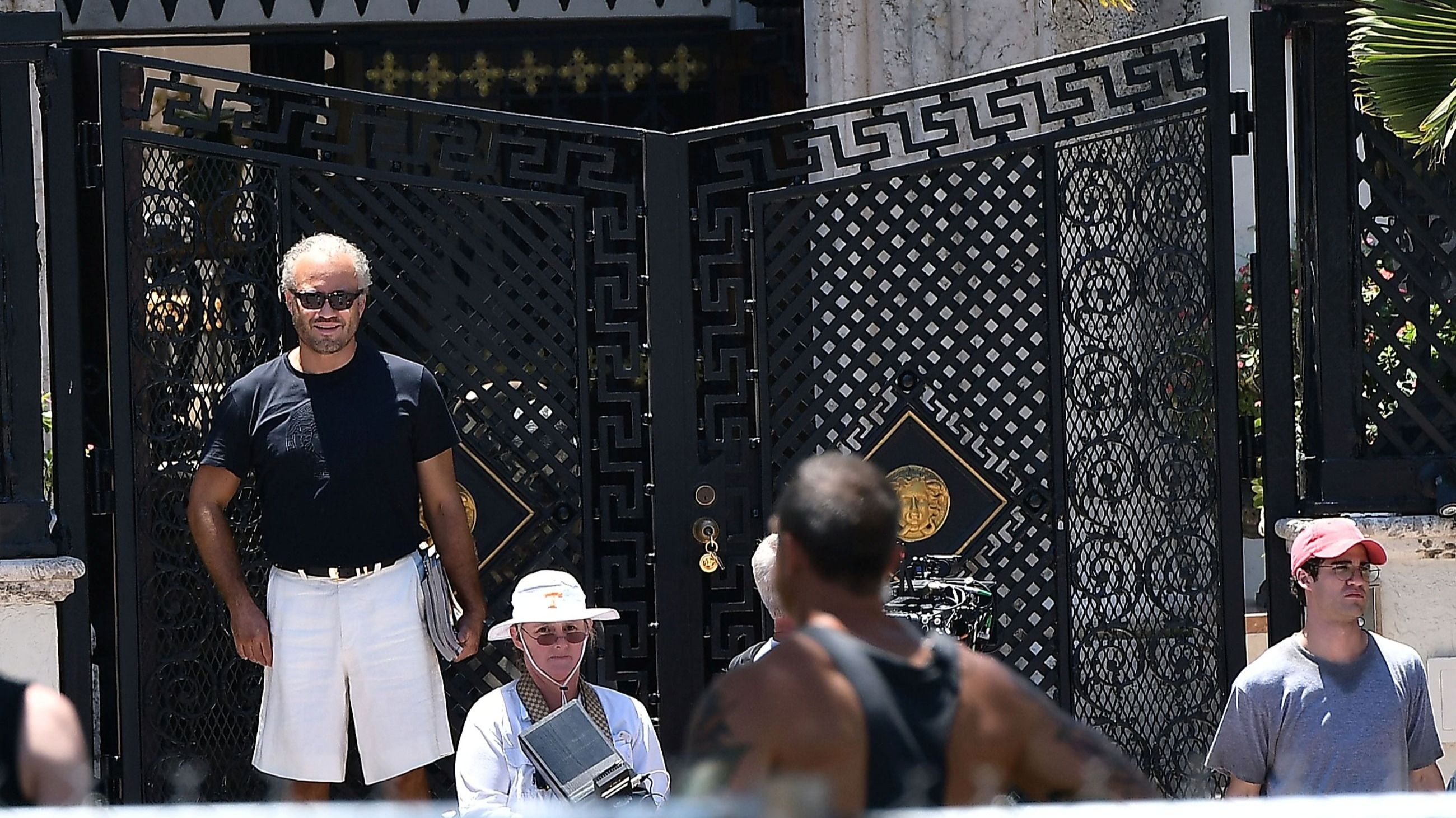 L’attore Edgar Ramirez interpreta Gianni Versace sul set di "American Crime Story: L'omicidio di Gianni Versace” davanti al cancello di Villa Casa Casuarina. Credits: Getty Images
