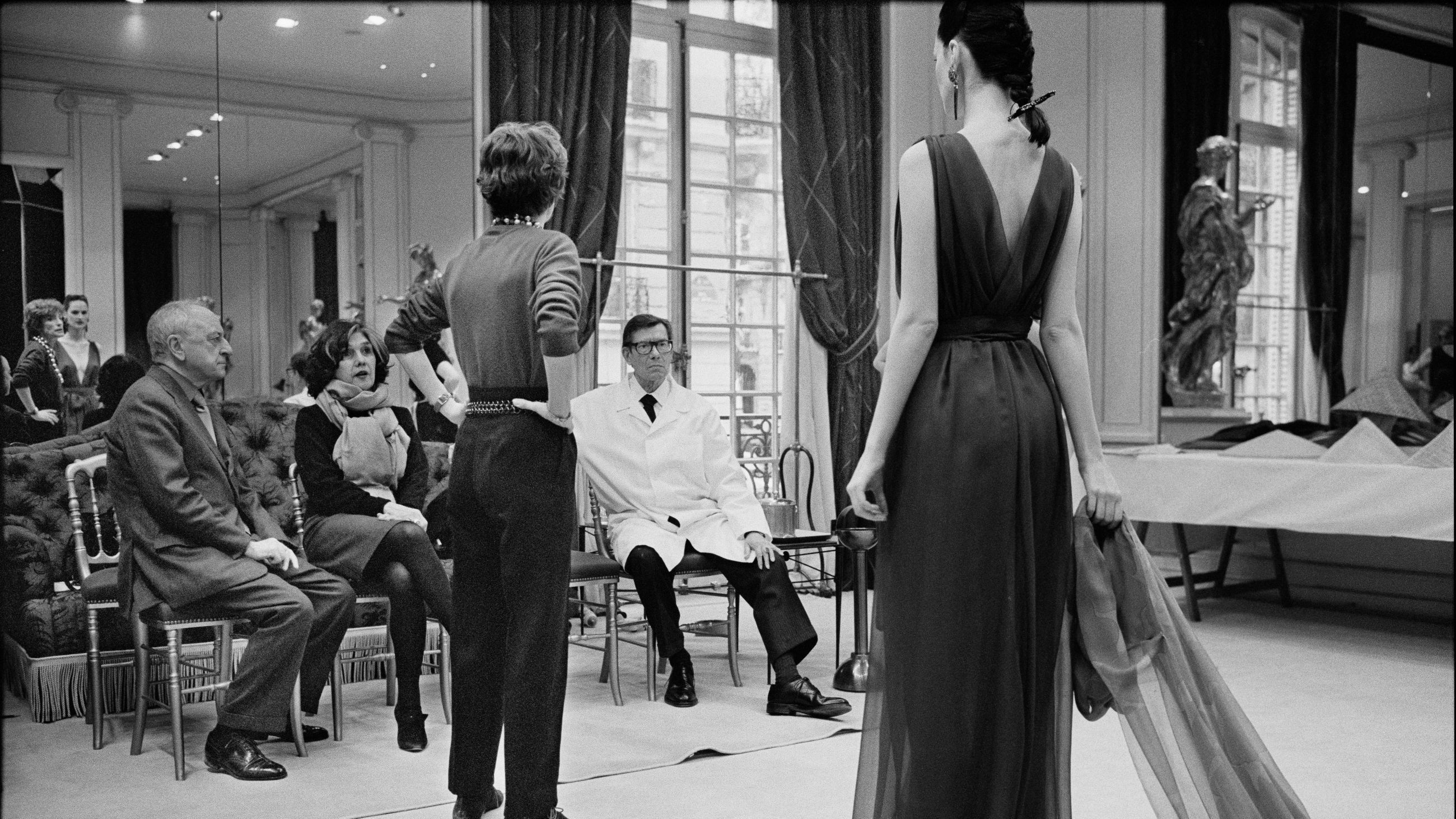 Lo stilista francese Yves Saint Laurent esamina un abito da sera durante i preparativi per una sfilata di alta moda nel suo atelier a Parigi, nel 1998 - Credits: Getty Images