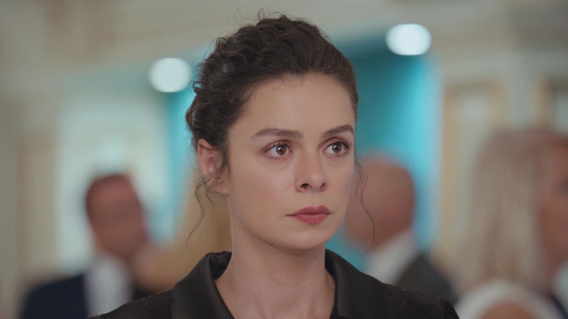 Özge Özpirincci (Bahar) in una scena de La forza di una donna.