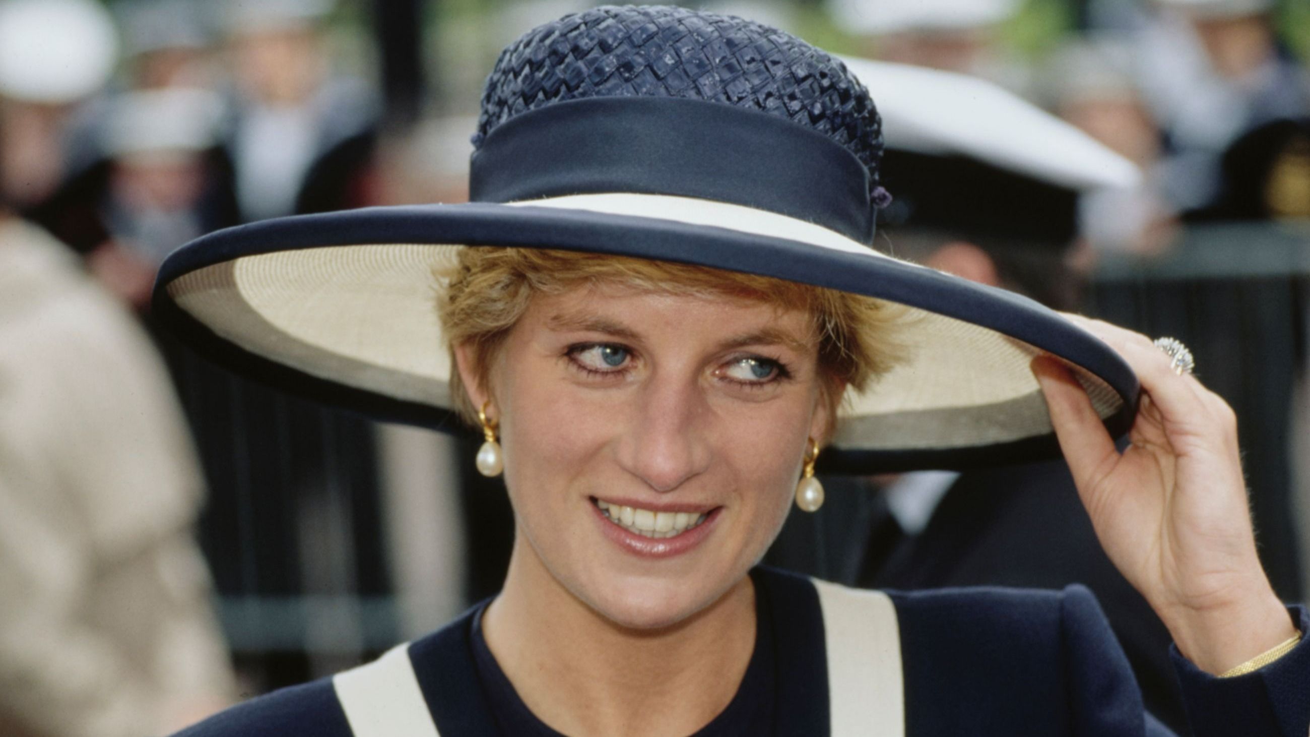 La principessa Diana del Galles (1961-1997), indossando un completo blu e bianco di Catherine Walker con cappello abbinato, partecipa alla cerimonia per il 50° anniversario della Battaglia dell’Atlantico della Seconda Guerra Mondiale, tenutasi alla Cattedrale Anglicana di Liverpool, a Liverpool, Inghilterra, il 30 maggio 1993 - Credits: Getty Images 