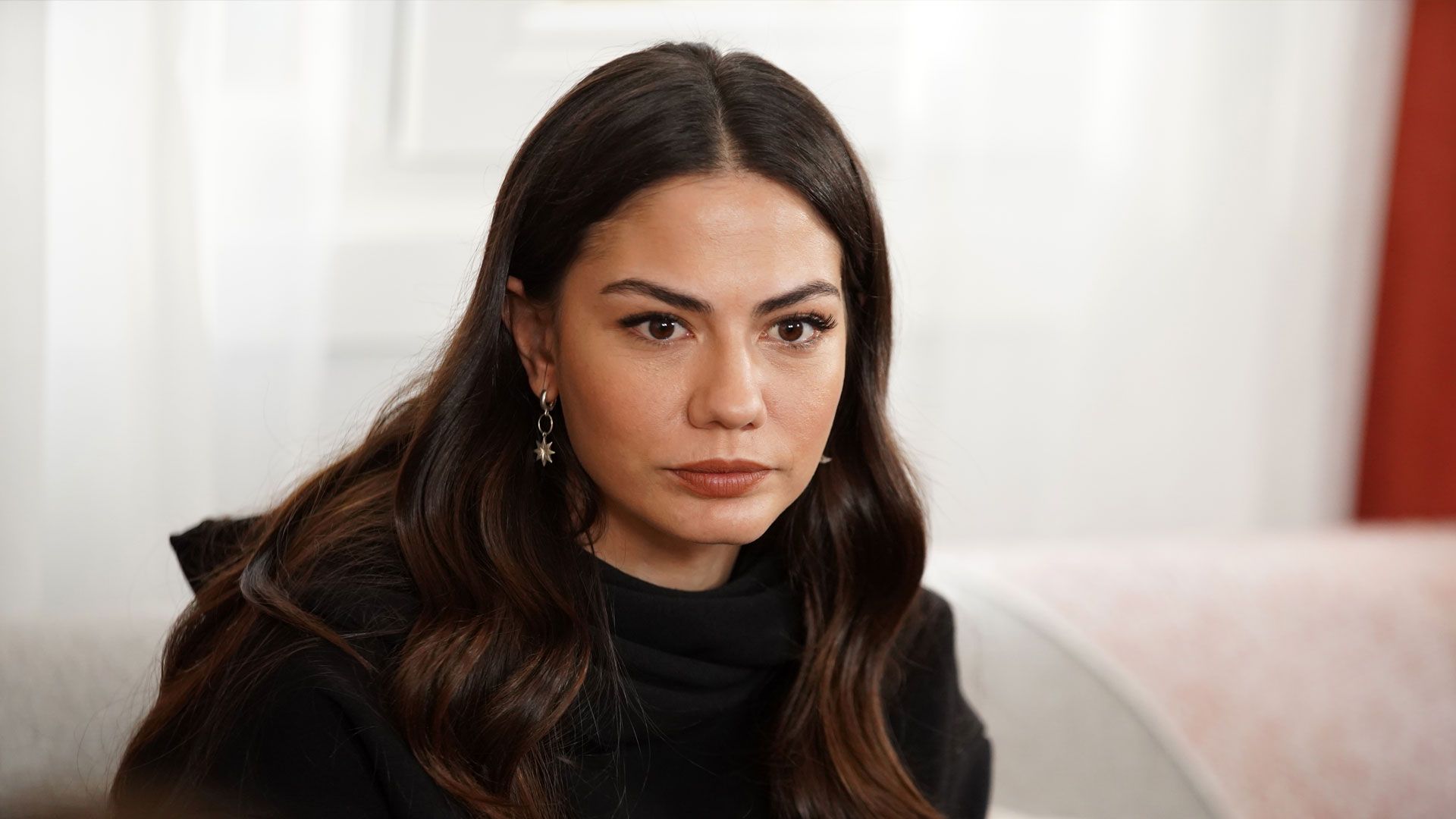 Demet Özdemir (Zeynep) in una scena di My home my destiny 2