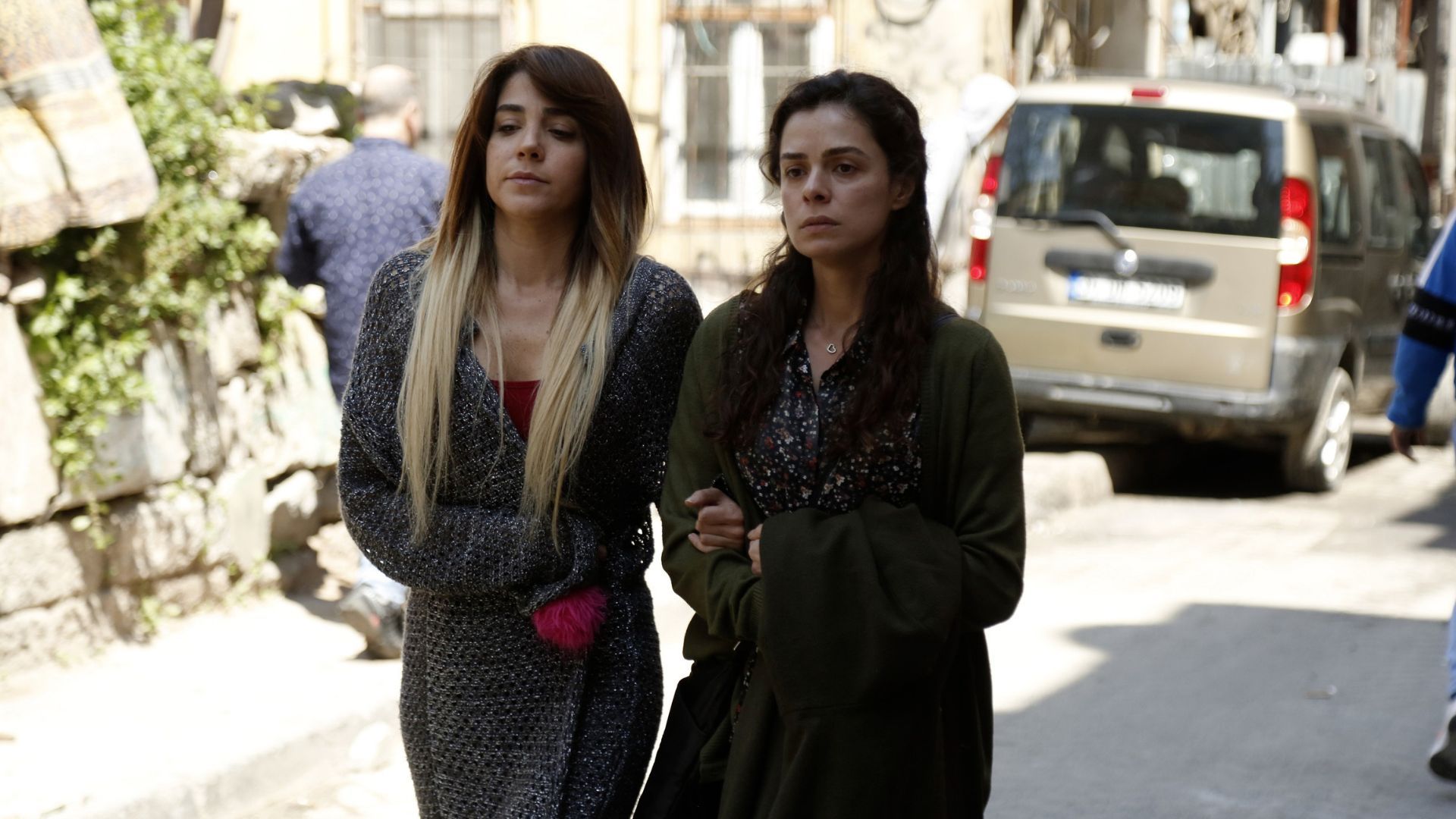 Gökçe Eyüboğlu (Ceyda) e Özge Özpirinçci (Bahar) in La forza di una donna