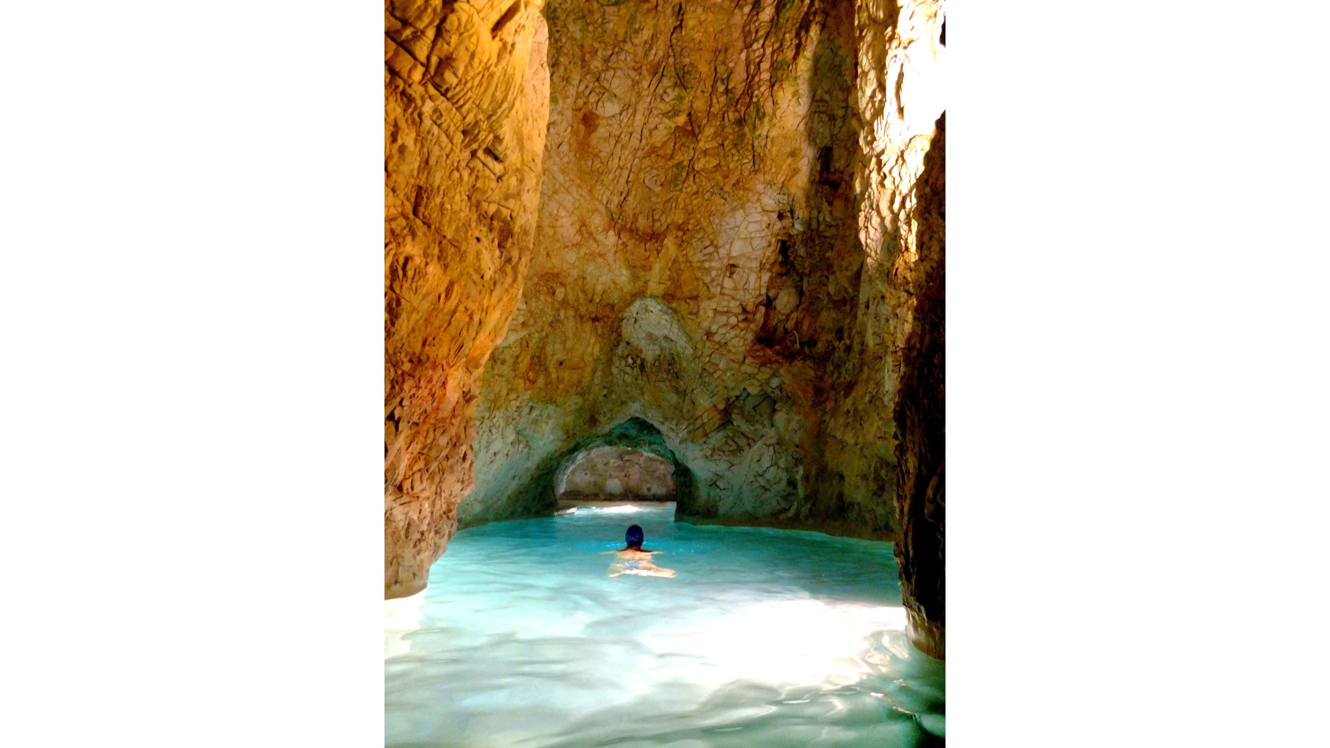 Miskolc, Ungheria – 10 novembre 2013. Le terme nella grotta di Miskolctapolca, con acque termali calde, sono state realizzate all’interno di grotte naturali. Le persone camminano e nuotano in una sorta di canali naturali all’interno delle grotte, godendosi le calde acque terapeutiche - Credits: Getty Images