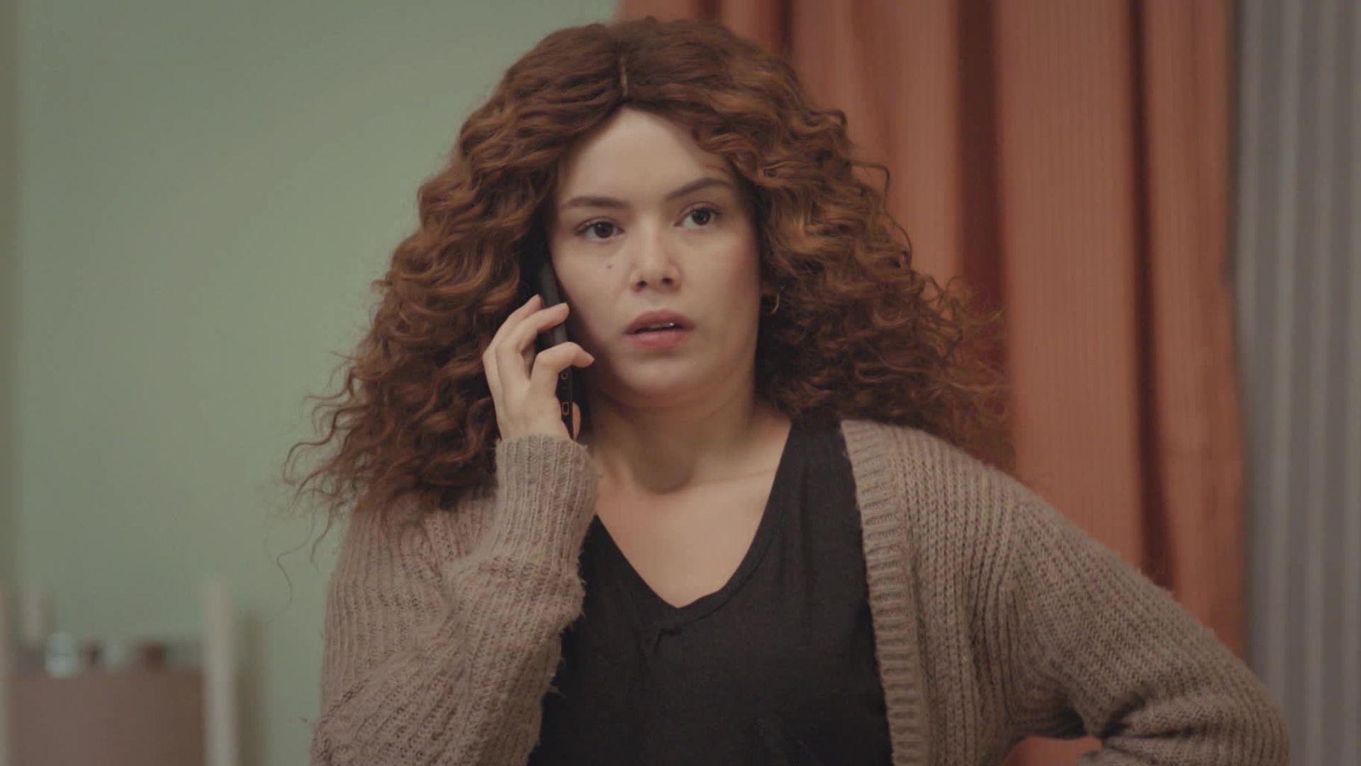 Seray Kaya, (Sirin) in una scena di La forza di una donna 3