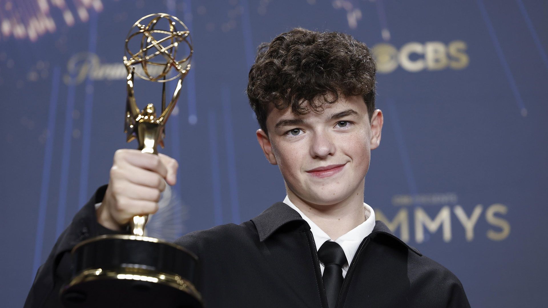 L'attore inglese Owen Cooper tiene in mano il premio come Miglior attore non protagonista nella sala stampa durante la 77ª cerimonia annuale degli Emmy Awards.