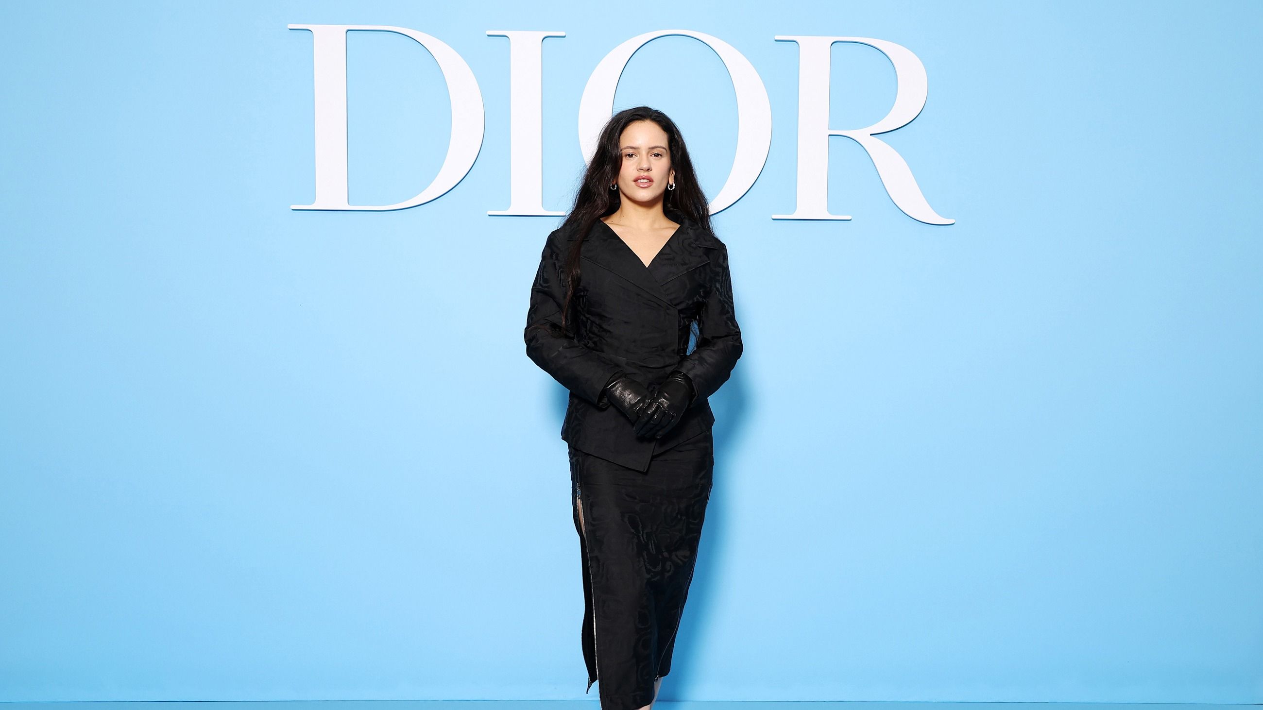 Rosalía partecipa alla sfilata Christian Dior Womenswear Primavera-Estate 2025 nell'ambito della Paris Fashion Week il 24 settembre 2024 a Parigi, Francia- Credits: Getty Images
