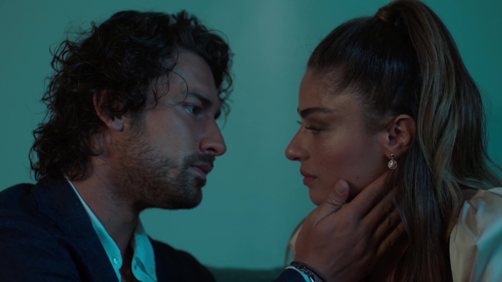 Alp Navruz (Poyraz) e Ayca Aysin Turan (Haziran) in Be My Sunshine