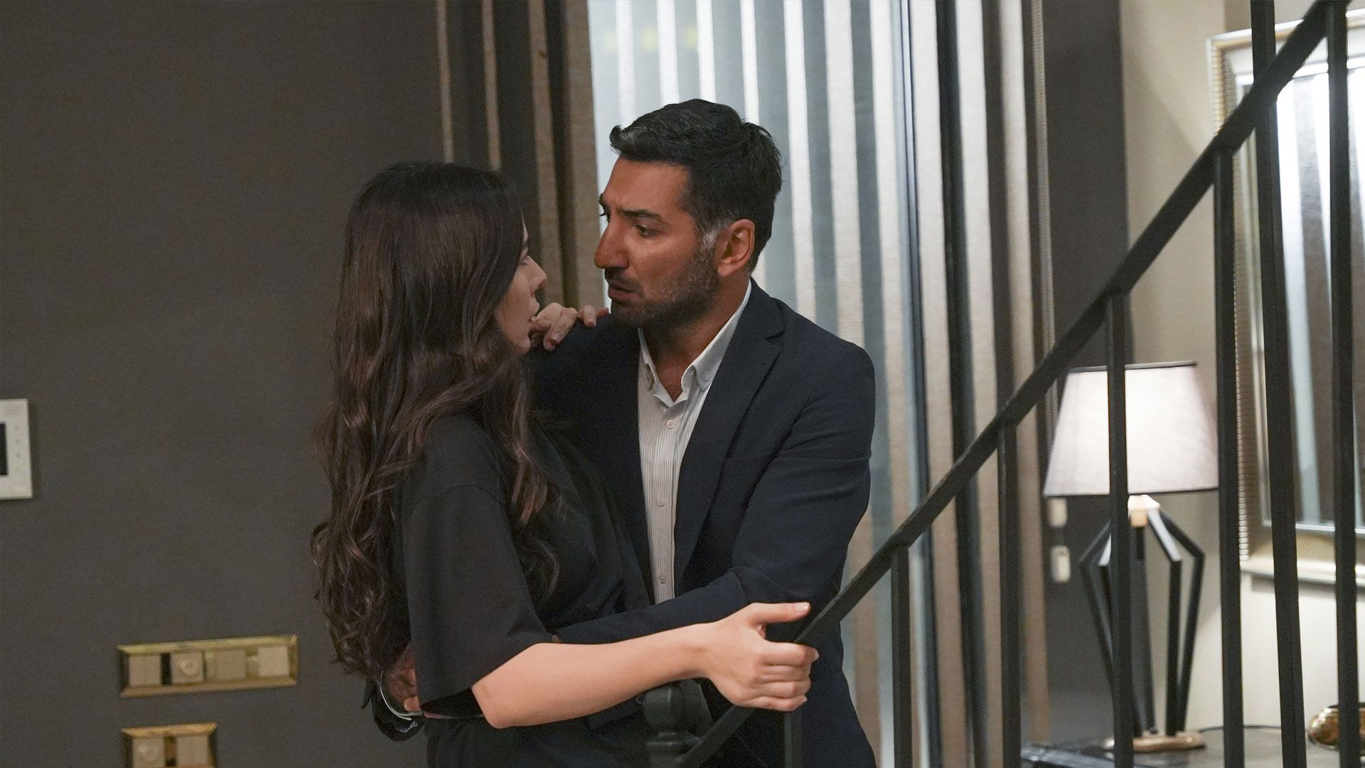 Feyza Sevil Güngör (Oylum Yenersoy) e Berkay Ateş (Kahraman) in una scena di Tradimento 2