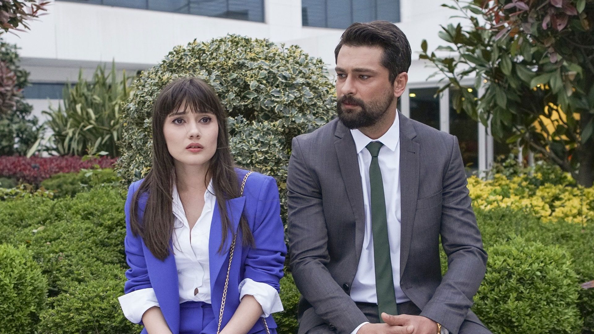 Sevda Erginci (Zeynep Yılmaz) e Onur Tuna (Alihan Taşdemir) in una scena di Forbidden Fruit 2
