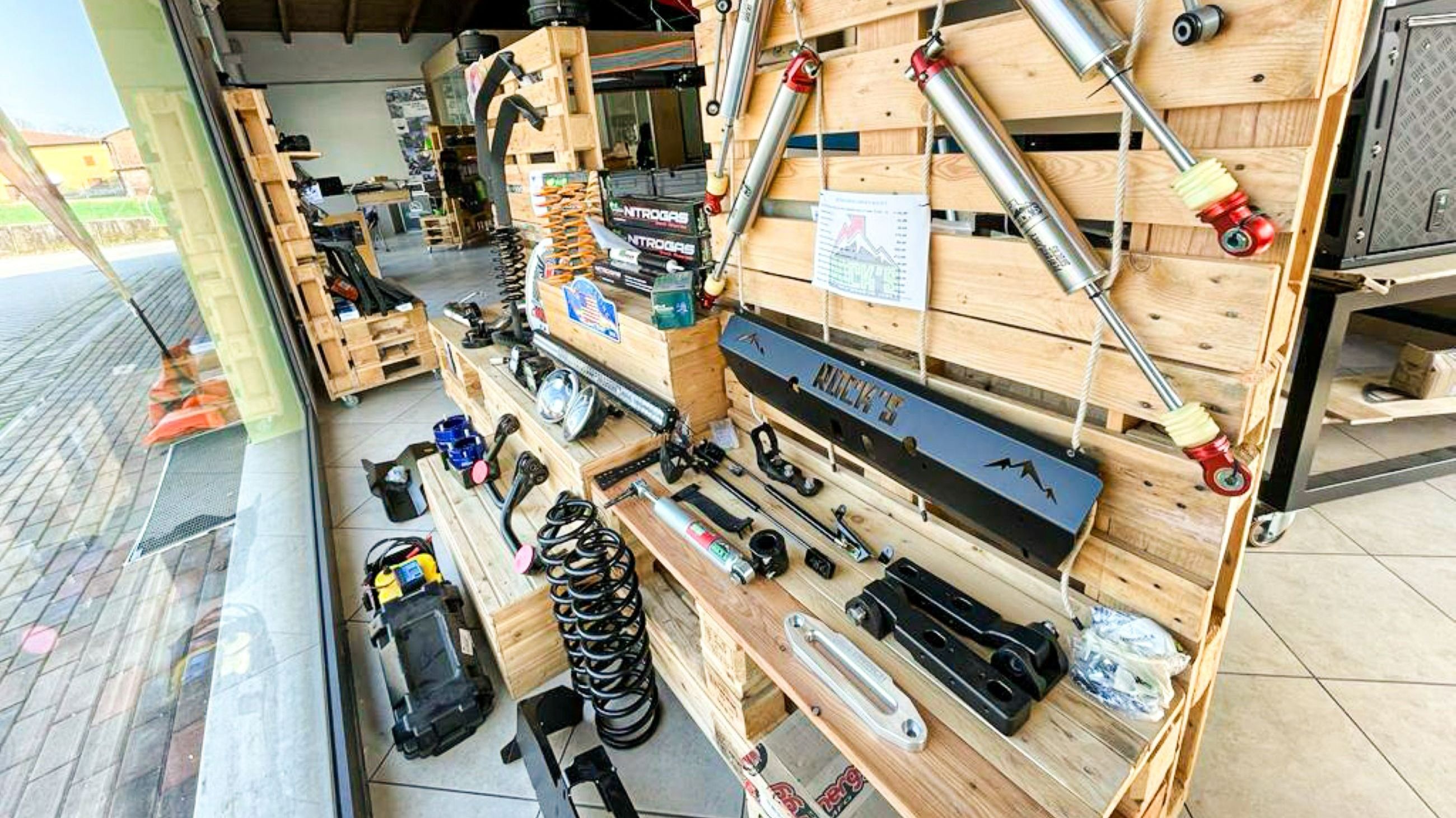 Molle, ammortizzatori e accessori diventano strumenti di libertà: meccanica su misura per chi trasforma la strada in terreno d’avventura - Crediti: La Biella Adventure 4x4 
