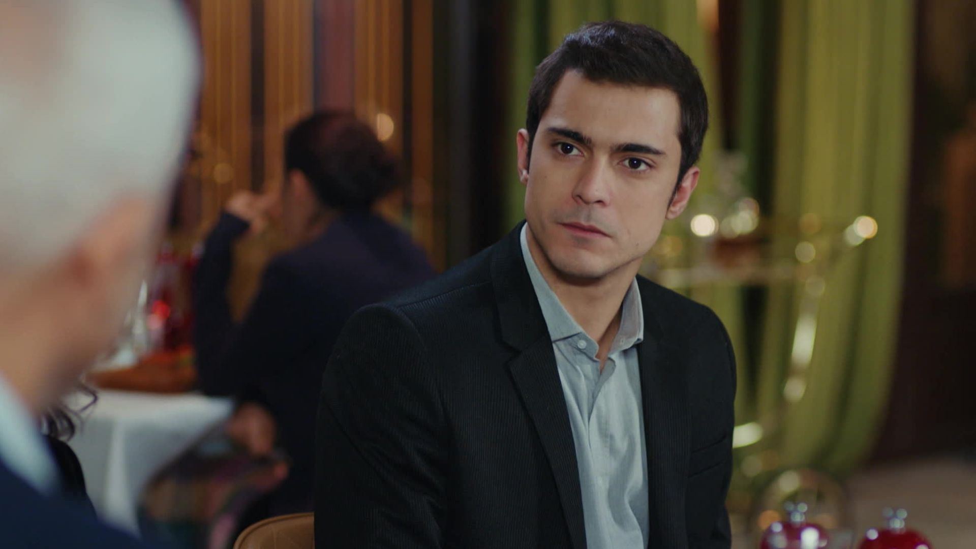 Dogac Yildiz (Yigit Ekinci) in una scena di Forbidden Fruit 3.