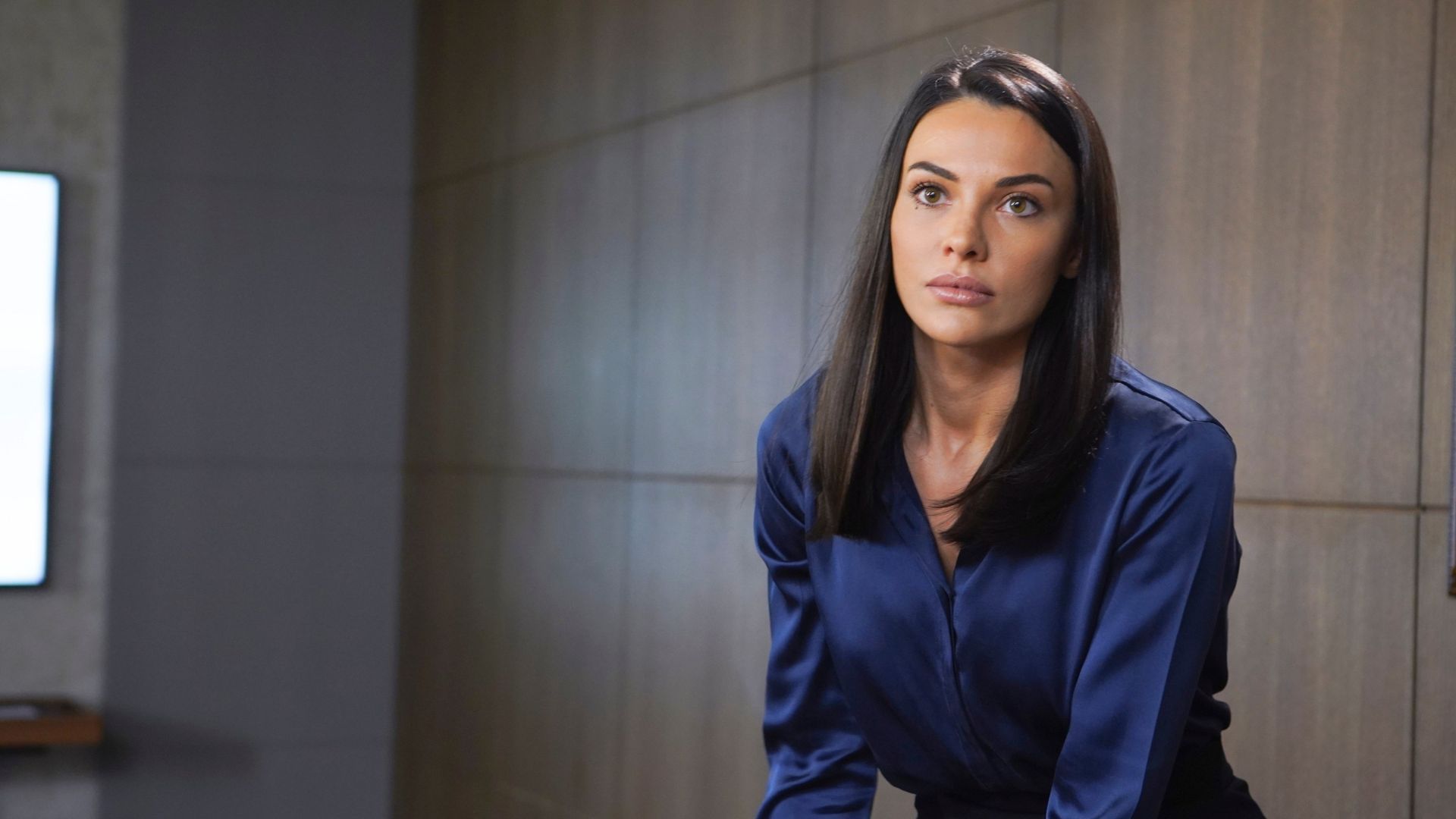 Tuvana Turkay (Leyla Celebi) in una scena di Forbidden Fruit 3.