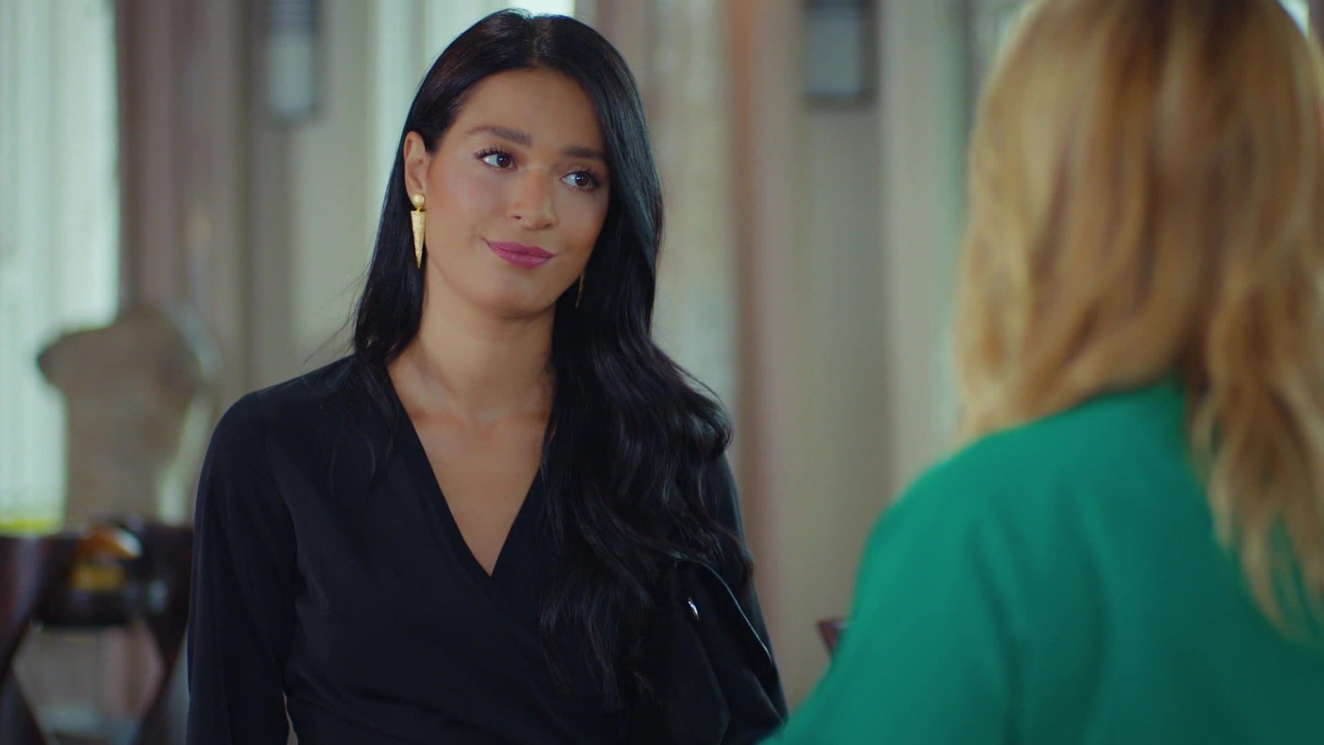 Safak Pekdemir (Zehra) in una scena di Forbidden Fruit 4