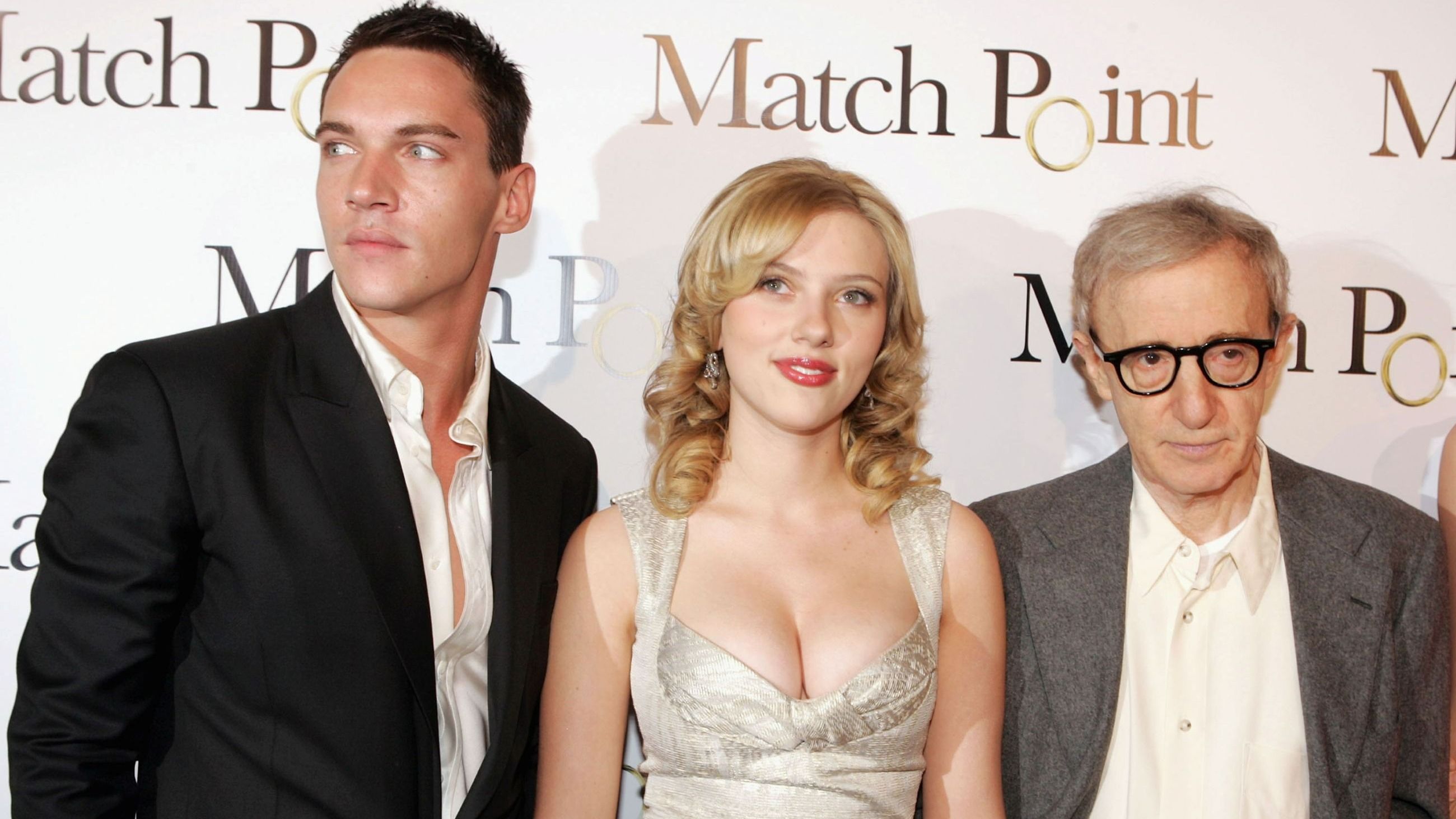 Gli attori Jonathan Rhys-Meyers (a sinistra), Scarlett Johansson e lo sceneggiatore/regista Woody Allen posano alla prima di “Match Point” della DreamWorks al Los Angeles County Museum of Art l'8 dicembre 2005 a Los Angeles, California - Credits: Getty Images