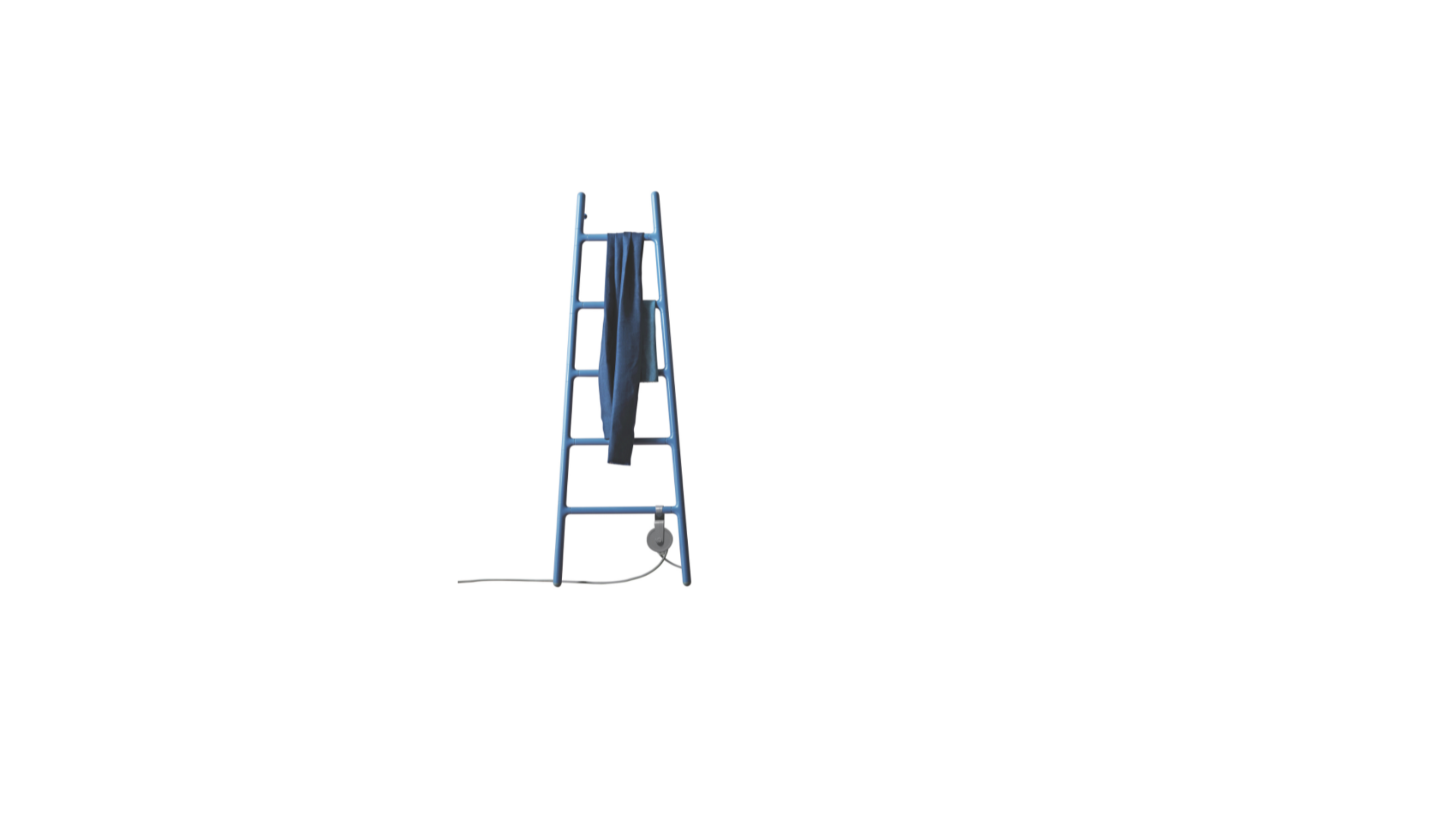 Scaletta di Tubes, scalda salviette elettrico in alluminio, disponibile a parete o free-standing. Courtesy Press Office