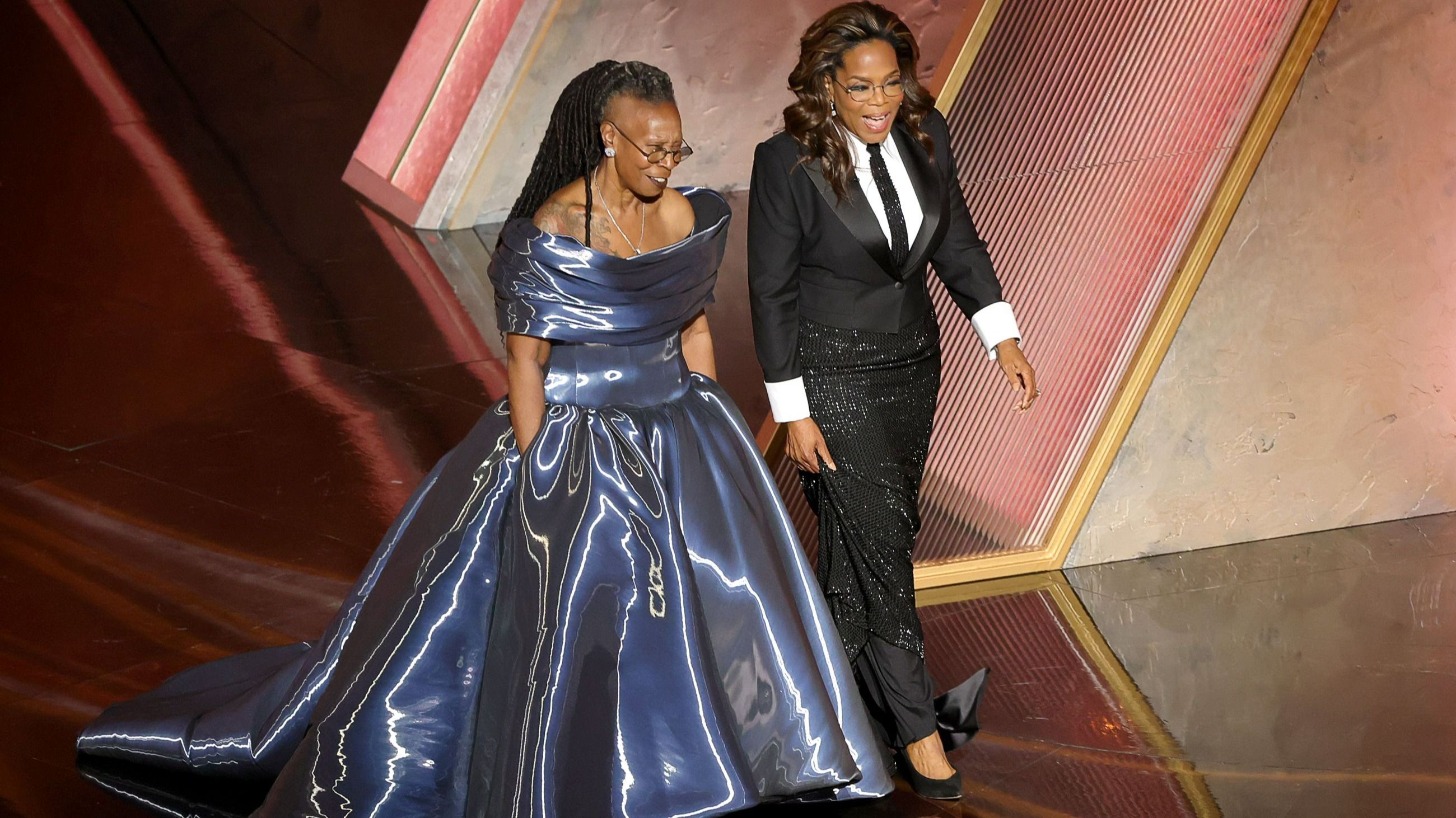 Whoopi Goldberg e Oprah Winfrey parlano sul palco durante la 97ª edizione degli Oscar 2025 - Credits Getty Images