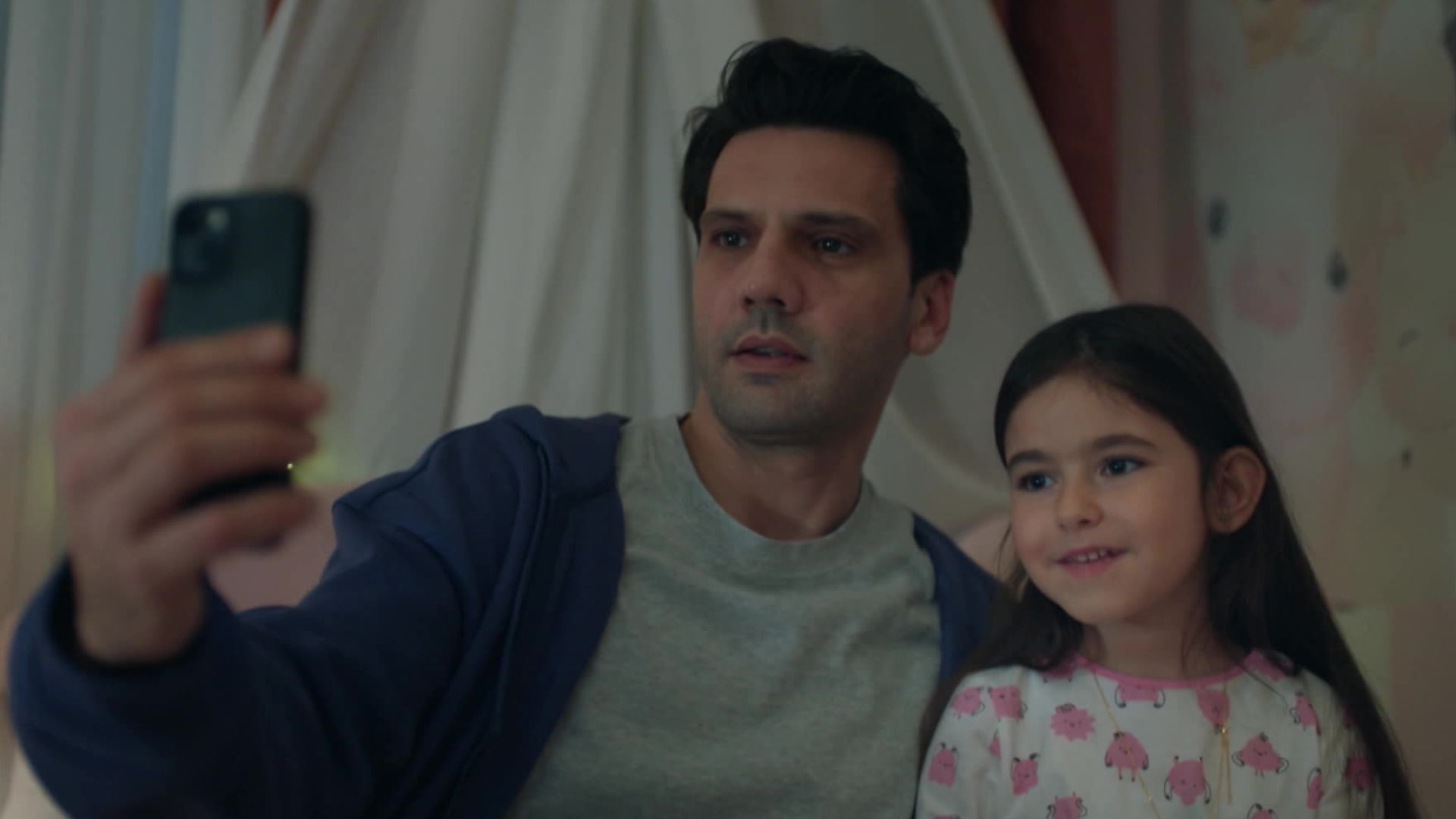 Kaan Urgancıoğlu (Ilgaz) in una scena di Segreti di famiglia