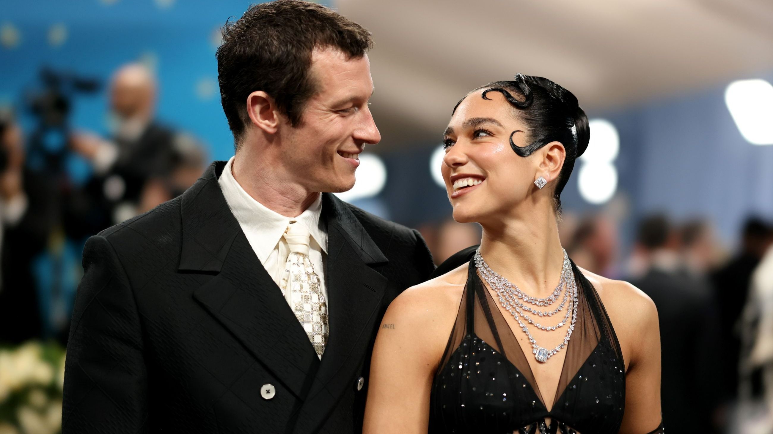 Callum Turner e Dua Lipa partecipano al Met Gala 2025 celebrando "Superfine: Tailoring Black Style" al Metropolitan Museum of Art, 2025 - Credits Getty Images