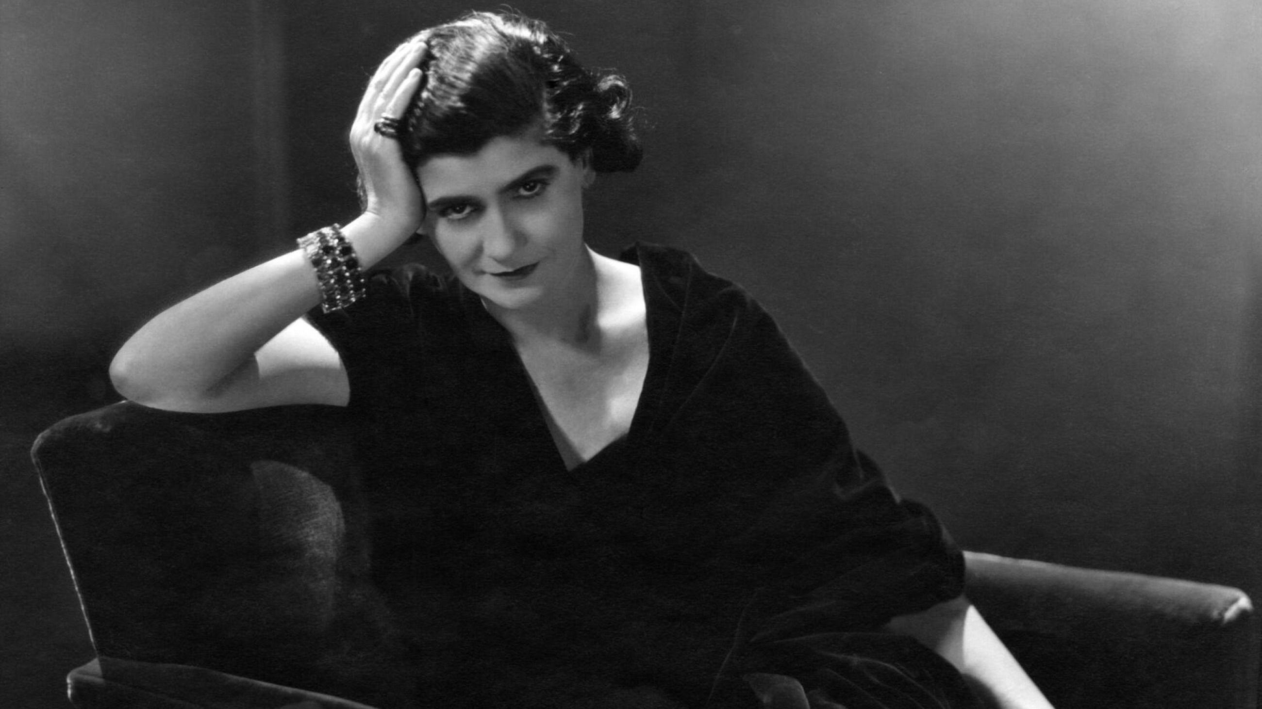 Gabrielle Bonheur Chanel ritratta nel 1931 con indosso un abito nero, tra i simboli della rivoluzione apportata da lei all'interno del mondo della moda - Credits: Ufficio Stampa