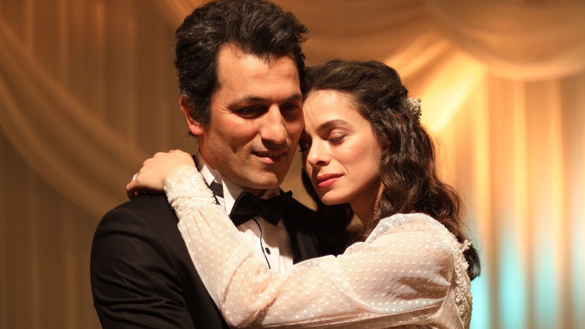 Ozge Ozpirincci (Bahar) e Feyyaz Duman (Arif) nell'ultima de La forza di una donna 3
