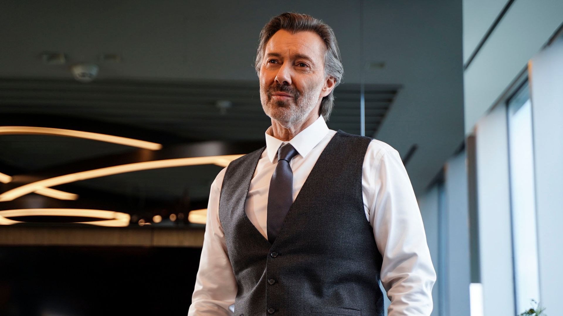 Hakan Karahan (Nadir Kilic) in una scena di Forbidden Fruit 3.