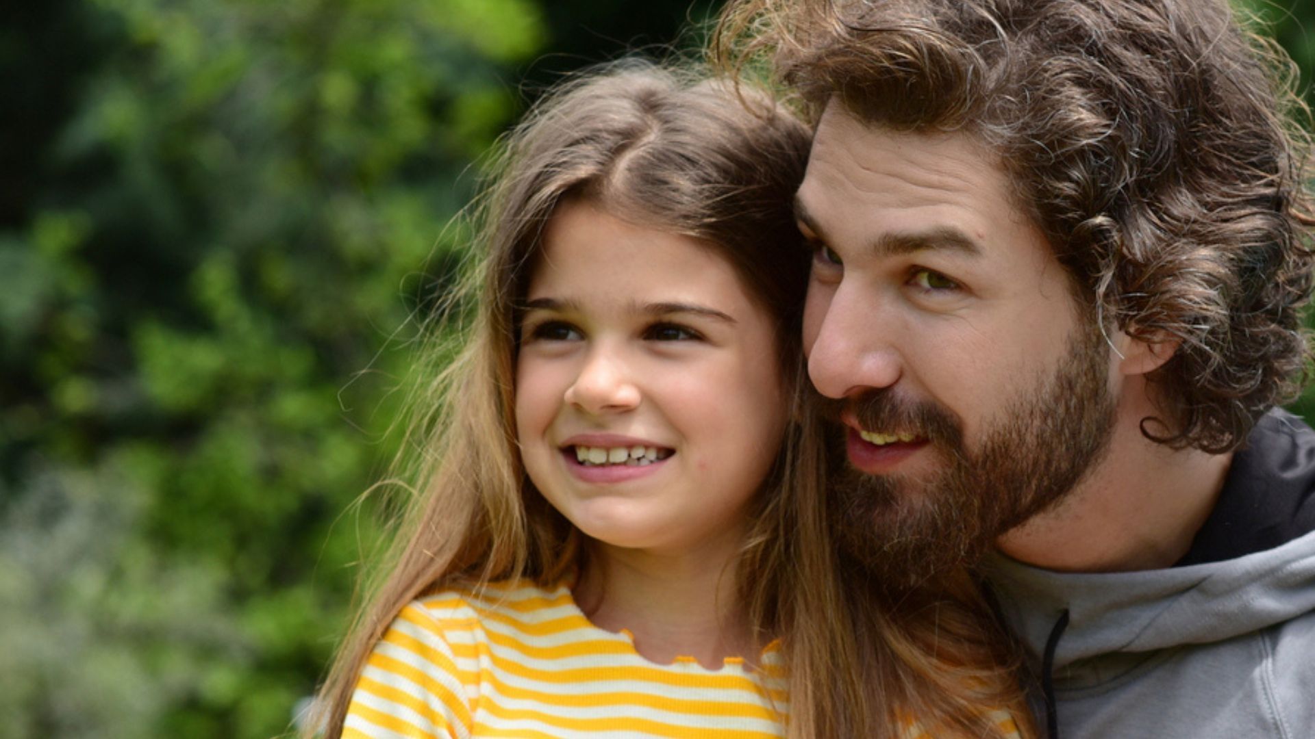 Furkan Palali (Nejat Yilmaz) e Lavinya Unluer (Kayra) in una scena di My Sweet Lie