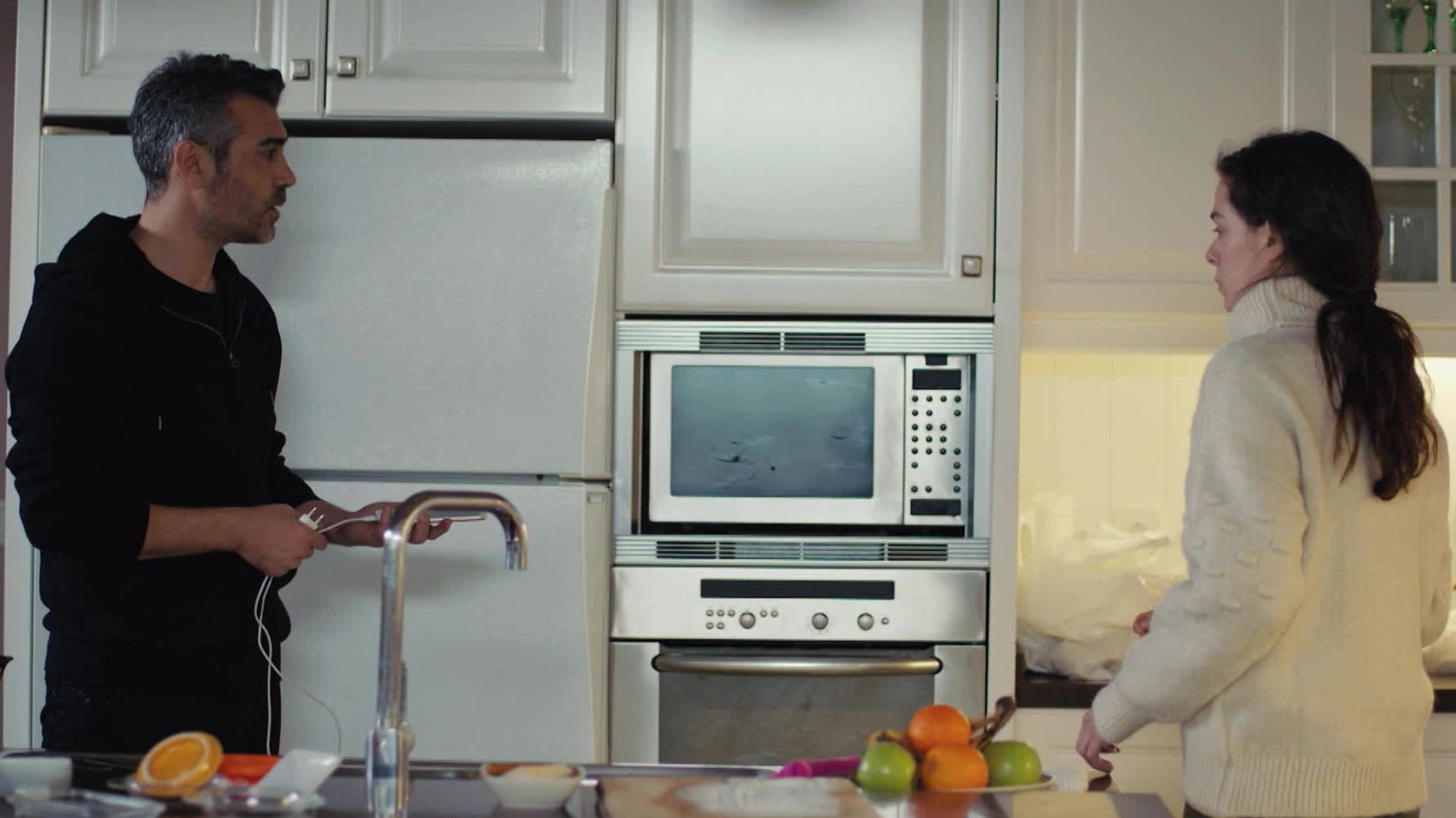 Sarp e Bahar in una scena de La forza di una donna 2