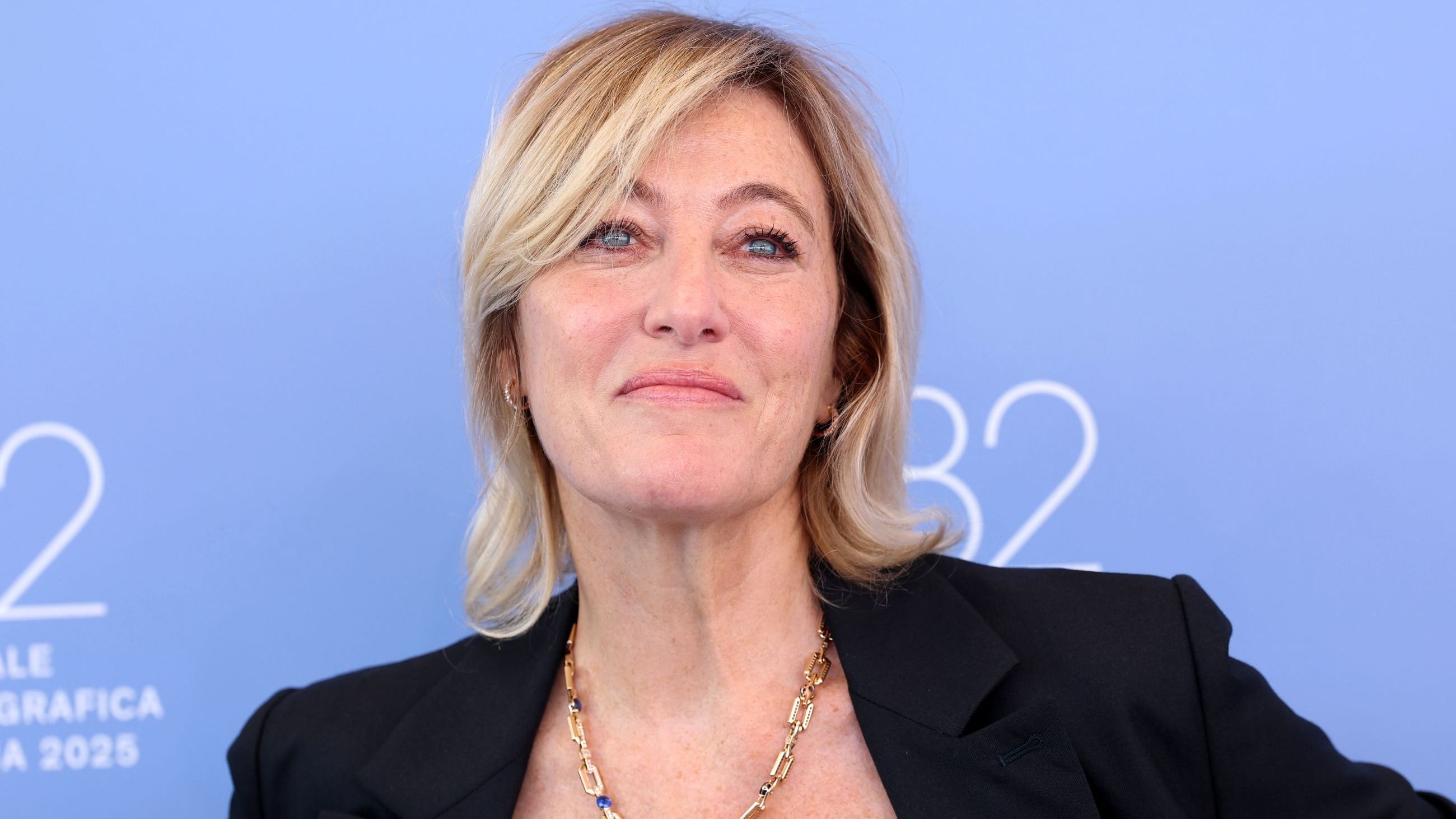 Valeria Bruni Tedeschi partecipa al photocall di “Duse” durante l’82ª Mostra Internazionale d’Arte Cinematografica di Venezia
Credits: Getty Images
