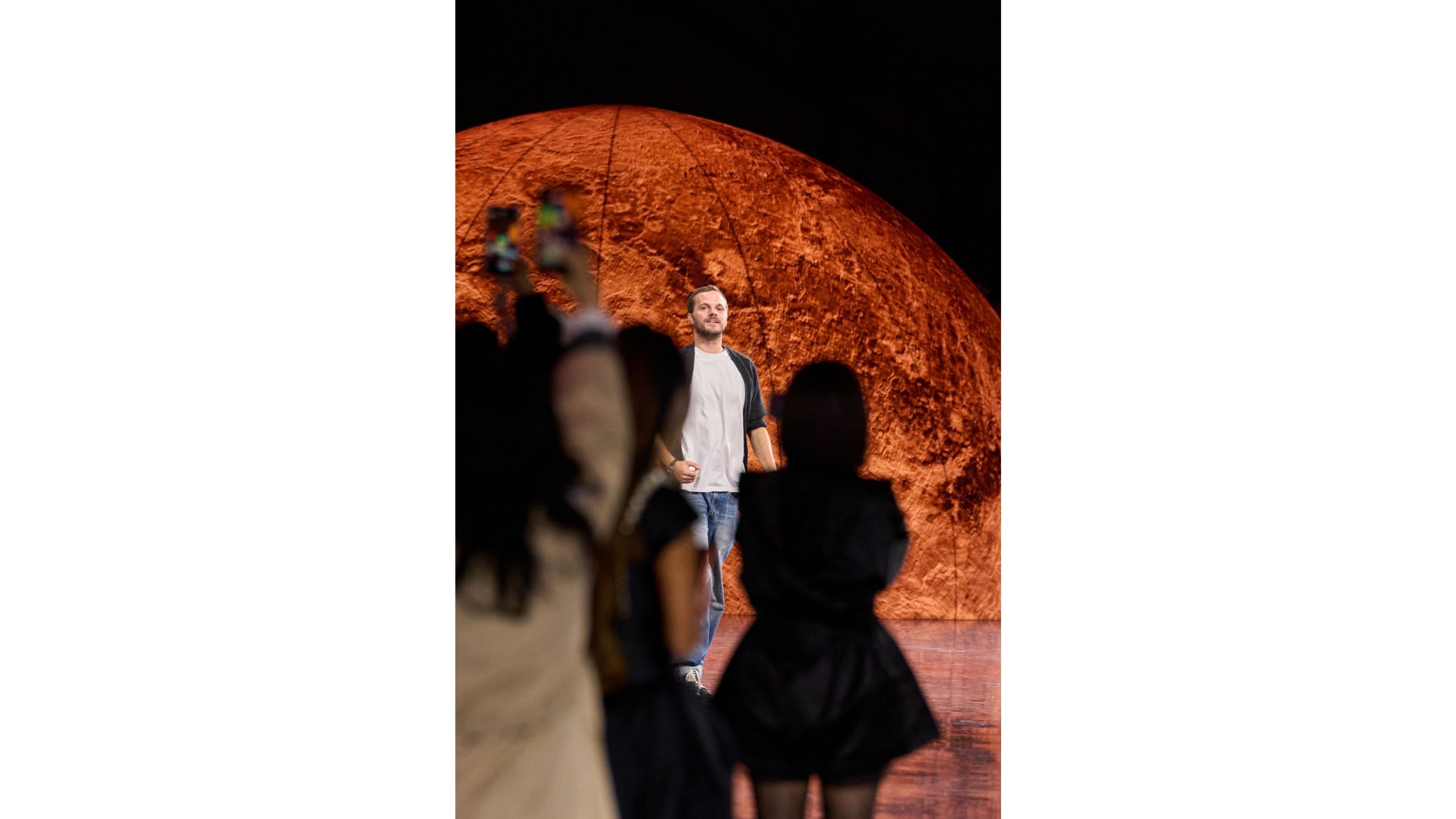 Standing ovation per il debutto di Matthieu Blazy alla direzione creativa della maison Chanel con la collezione SS26; Paris Fashion Week, 6 ottobre 2025.
Credits: Launchmetrics.com/Spotlight 
